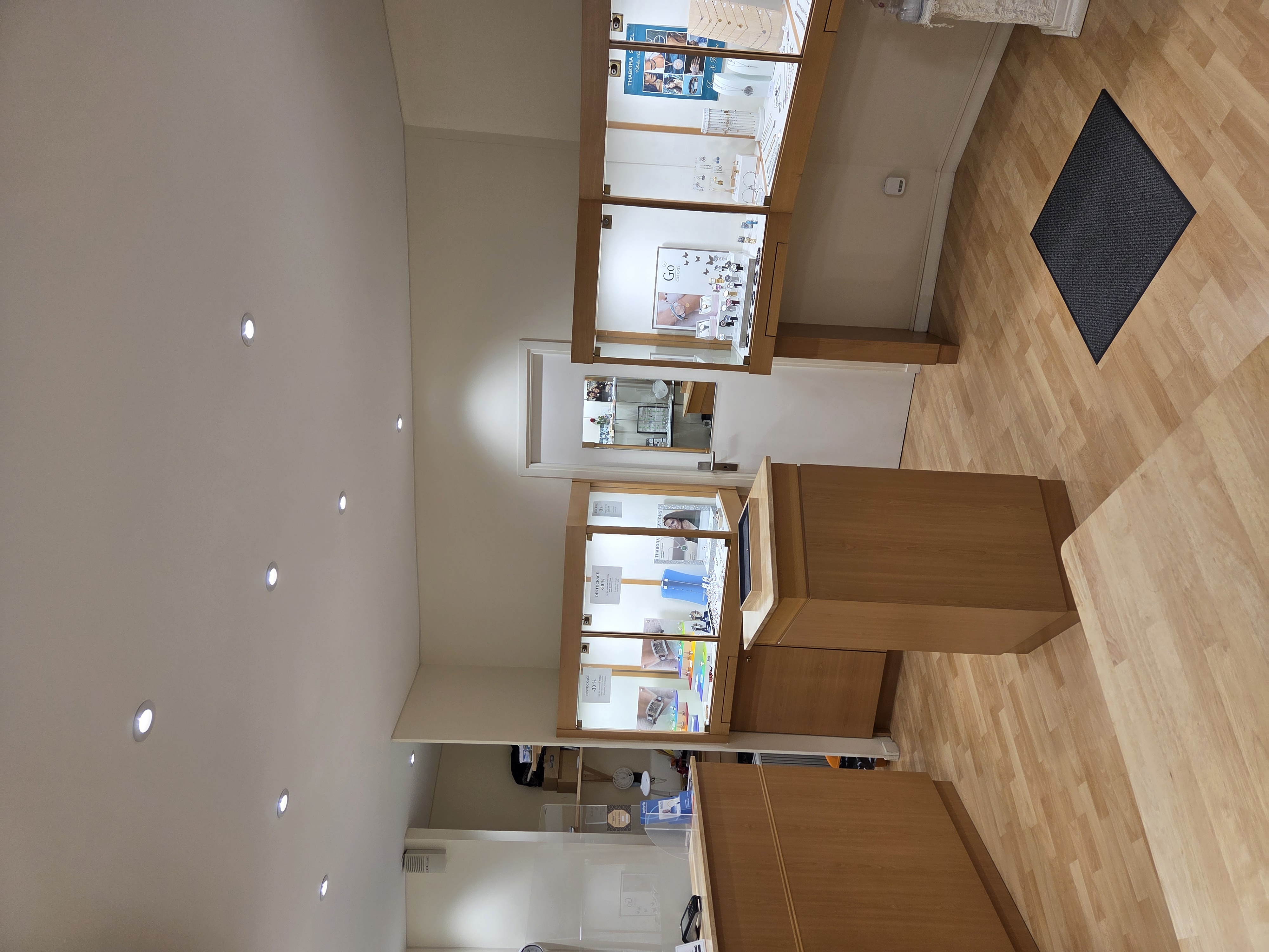 Fond de commerce à céder.
Activité actuelle : Bijouterie/Horlogerie. Possibilités d’autres activités selon le bail.
Local idéalement situé en centre ville de Castres 81100 (Ecusson) dans une rue commerçante animée, à 50 m de la place Jean Jaurès.
Entièrement équipé et sécurisé. Petit loyer. Surface de vente d’environ 25m2 + cave pour atelier et stockage (avec coin sanitaire),
Clientèle existante et fidèle depuis 1999.
Divers outils et matériels pour Bijoux et Montres.
Possibilité d’achat du stock.
Pour plus d’informations, n’hésitez pas à me contacter par message
Curieux s’abstenir