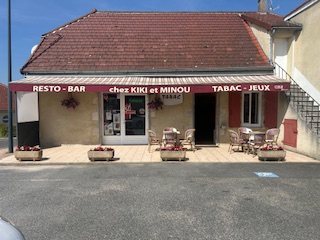 Mon épouse et moi nous tenons ce commerce depuis 39 ans.
Nous avons une clientèle fidèle.
Nous complétons l'activité bar par la vente de tabac et les jeux
A l'activité restaurant s'ajoute une proposition de plats à emporter ainsi qu'un service traiteur sur des communes voisines.
Mon épouse assure le fonctionnement de l'agence postale. Elle a, à ce titre un salaire d'agent communal.
Nos locaux sont constitués d'une salle de restaurant, sanitaire et cuisine, d'un dépôt ainsi que d'un appartement de 4 pièces.
La parcelle est de 1200m2.
Le commerce est en centre bourg.
La commune comporte 1100 habitants . Elle est située à 9 km de Vichy et à 5minutes de l'autoroute A719.
Nous sommes très bien intégrés dans la vie de la commune
la municipalité apportera son soutien au futur repreneur.

Nous souhaitons faire valoir nos droits à la retraite.