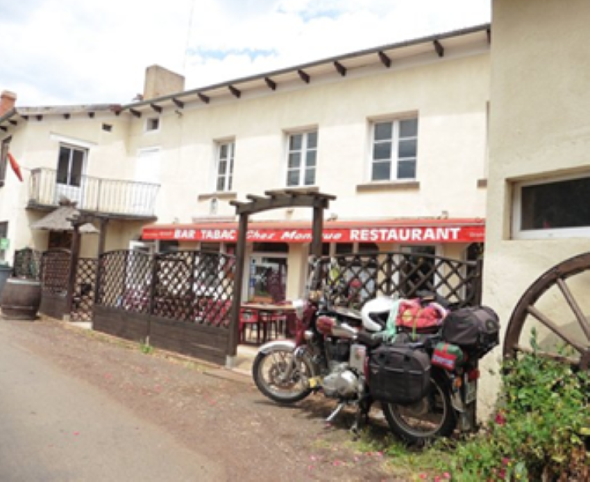À vendre bar-restaurant avec activité Tabac et FDJ idéalement situé sur le chemin de Stevenson (GR70), au cœur d’un village dynamique de Haute-Loire, sur l’axe du Puy-en-Velay.​

Établissement de caractère, composé d’une salle de 54 couverts, complétée par une terrasse de 20 places, très apprécié d’une clientèle locale fidèle (particuliers, entreprises, collectivités) et d’une importante clientèle touristique de randonneurs et de passage.​

Affaire saine et bien tenue, aux normes (accessibilité PMR, hygiène, sécurité), avec contrôle régulier des équipements (hottes, extincteurs, électricité). Matériel entretenu et récent : chambre froide refaite en 2019, piano de cuisson acheté en 2024, plonge changée fin 2025, murs et sols refaits en 2024, permettant une reprise immédiate sans travaux majeurs.​

Surface de vente d’environ 170 m² avec réserve et laboratoire, offrant un outil de travail fonctionnel et adapté à l’accueil de groupes, de randonneurs et d’habitués. L’affaire est exploitée actuellement avec 1 dirigeant et 2 salariés permanents.​

Bon niveau d’activité avec chiffre d’affaires en progression sur les trois derniers exercices (détail sur demande), incluant les commissions tabac et FDJ. 

Prix de vente du fonds de commerce de 150.000 €.

Loyer attractif des murs de 850 € HT par mois.

Profil idéal : repreneur seul ou en couple souhaitant s’installer sur une affaire conviviale, avec potentiel de développement (animations, soirées à thème, élargissement des horaires et de la saison touristique, communication digitale).​

Cédant disposé à accompagner le repreneur pendant la reprise (transmission du savoir-faire, de la clientèle et des spécificités du tabac/FDJ).

Cette annonce est également publiée sur le site www.transentreprise.com ( https://www.transentreprise.com/offres/fiche/ARA263966H )