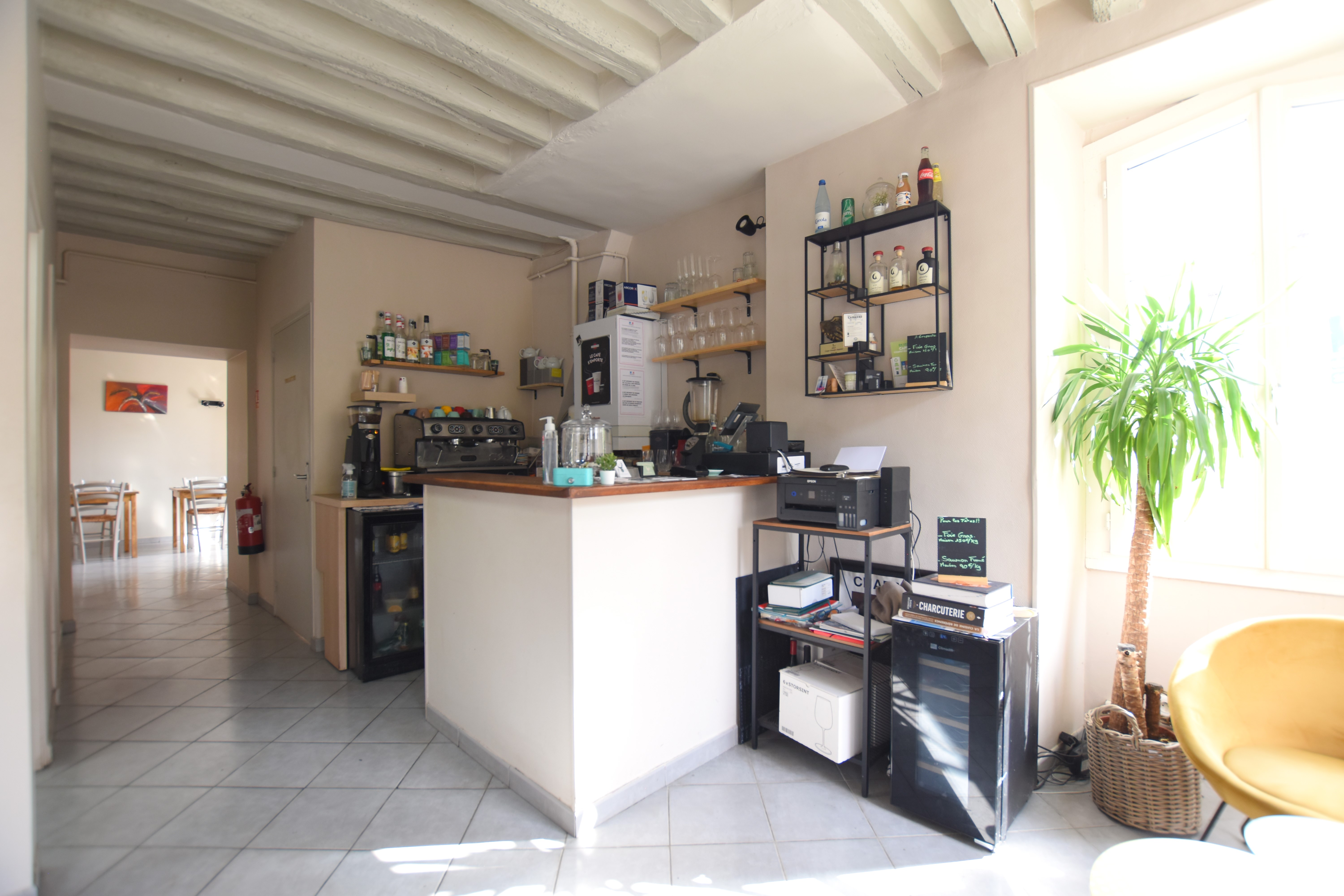 Situé au cœur du charmant village de Dampierre-en-Yvelines, David et Kim proposent à la vente un fond de commerce idéalement placé de Restauration traditionnelle, Epicerie fine, traiteur, et salon de thé.

Le local dispose d’une surface de 53,21 m² en loi Carrez pour 85,61 m² de surface utile, abritant actuellement un restaurant, et bénéficie d’un cadre exceptionnel dans un environnement calme et verdoyant, parfait pour attirer une clientèle locale et touristique grâce au Château de Dampierre-en-Yvelines, et au PNR de la Haute Vallée de Chevreuse.

Description du local : Ambiance chaleureuse avec une décoration soignée, des poutres apparentes et un agencement accueillant.

2 salles distinctes pouvant accueillir plusieurs tables, offrant ainsi une capacité confortable pour vos clients.

Coin bar convivial à l’entrée, parfait pour l'accueil et les moments de partage.

Terrasse extérieure dans un environnement arboré, idéale pour la belle saison (Mise à disposition par la mairie).

2 caves voûtées (16,43 m² et 11,66 m²), offrant un espace de stockage supplémentaire très pratique.

Équipements inclus : Cuisine et Bar équipée / 2 réfrigérateurs positifs / 1 cellule de refroidissement / 2 congélateurs / 1 déshydrateur alimentaire / la vaisselle et couverts / Tables et Chaises, etc...

Ce commerce dispose d’un fort potentiel dans cette région touristique prisée, à proximité des châteaux et de sentiers de randonnée. Un véritable coup de cœur pour ceux cherchant à se lancer dans une activité de restauration dans un village authentique.

Vous avez également la possibilité de changer d'activités.

Contacter votre DUO : Kim et David, vos Agents Immobilier des Essarts-le-Roi / Lévis Saint Nom et de la Vallée de Chevreuse. Disponible pour VOUS 7J/7 au 06.76.08.50.55 / 06.74.63.97.71. La présente annonce immobilière a été rédigée sous la responsabilité éditoriale de Mr ANTONIO David, RSAC VERSAILLES n° 795063999