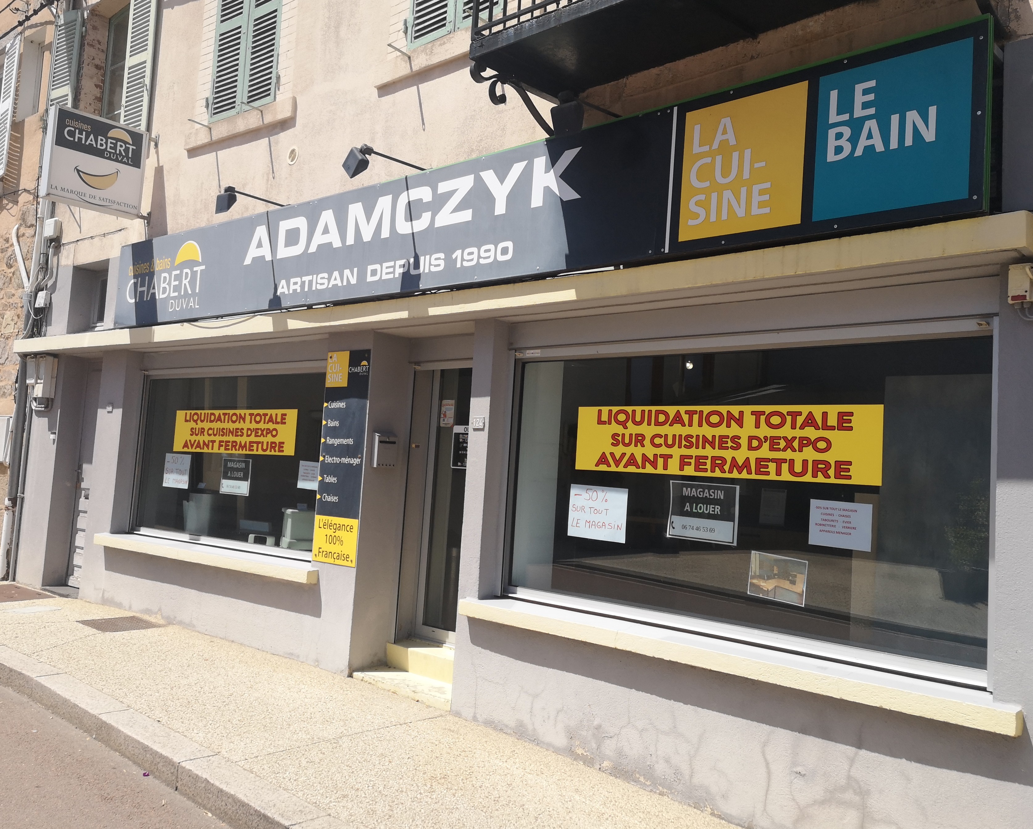 Cadre de vie :
Situé au cœur de La Côte Roannaise, Renaison est un bourg commerçant de 3 000 habitants avec une dynamique économique et une attractivité très fortes, avec une large zone de chalandise et une offre très complète et diversifiée. C'est aussi un pôle de services pour les villages des environs.

Description du local : Bel espace commercial au cœur de Renaison avec parking à proximité dans une rue commerçante. Local 92 m² (grande pièce 50 m², cuisine, bureau, petite cour intérieure, WC, dégagement, chaufferie, cave). Chauffage central au gaz, 2 grandes vitrines équipées de volets roulants.

Prix : loyer 590 € HT / mois charges comprises

Aides financières : Accompagnement personnalisé des porteurs de projets par les services de Roannais Agglomération. Possibilité d'accompagnement du conjoint. Aides à l'investissement (30 %) Région et Roannais Agglomération. Prêts d'honneur et garantie de prêts en lien avec Initiative Loire et Loire Active.