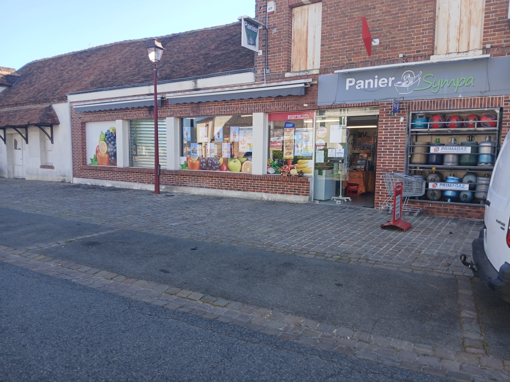 A vendre magasin d'alimentation générale, tabac, presse, FDJ, mondial relais d'environ 160 m2 situé au cœur de la Sologne des étangs . Nombreuses réserves, bureau, vaste parking. Nous gérons ce magasin en couple depuis 38 ans. L'heure de la retraite arrive, c'est pourquoi nous mettons à la vente notre commerce. Appartement situé au dessus du magasin.