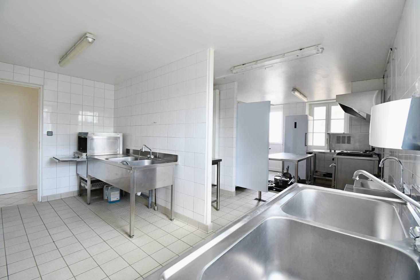 Vous souhaitez développer une activité de restauration, d’hébergement touristique ou un projet d’accueil en pleine nature ?

Nous proposons à la location une auberge située au cœur du Morvan, dans un environnement naturel recherché, à proximité des sentiers de randonnée, des activités de plein air et des sites touristiques de la région.

Caractéristiques :
- Salle de restaurant équipée
- Bar
- Chambres d’hébergement
- Cuisine professionnelle
- Espaces annexes et réserves
- Parking et espaces extérieurs
- Possibilité de logement sur place selon le projet

Cette auberge bénéficie d’un fort potentiel de développement auprès d’une clientèle touristique, de randonneurs, cyclistes, motards et amateurs de nature.

Nous recherchons des locataires motivés, professionnels ou porteurs de projet sérieux, souhaitant exploiter et valoriser cet établissement. 

Conditions de location :
- Bail commercial
- Loyer à définir selon le projet
- Disponibilité : immédiate / à convenir

Pour tout renseignement complémentaire ou pour organiser une visite, merci de nous contacter :

Jean-Claude Grassot, le maire de Roussillon en Morvan
Téléphone : 0385827323 / 0608531792
E-mail : mairie.roussillon-en-morvan@orange.fr

Dossier de présentation et photos disponibles sur demande.
