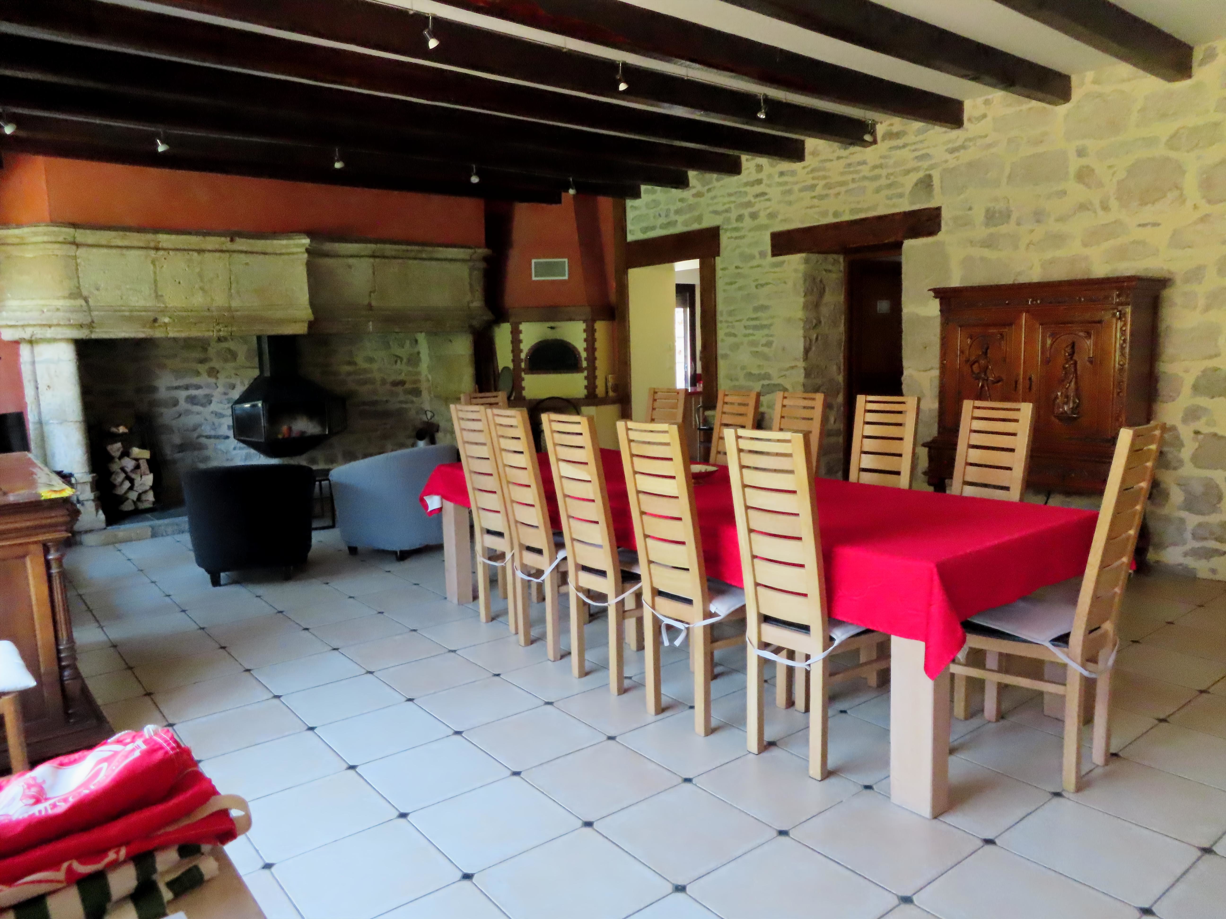 A reprendre, un ensemble immobilier, emblématique du Causse de Sauveterre, reconverti en deux gîtes mitoyens et modulables, offrant une capacité d'hébergement globale de 20 personnes.

Bénéficiant d'un emplacement privilégié au calme et surplombant les gorges du Tarn, l’établissement  est situé à dix minutes de l'autoroute A75 (axe Clermont-Ferrand/Montpellier),   et à proximité immédiate de sites touristiques majeurs tels que le Plateau de l'Aubrac, le viaduc de Millau et les caves de Roquefort.

Entièrement rénové avec des matériaux nobles, les gites allient charme authentique et confort moderne répondant aux exigences d’une clientèle de groupe (familles, amis, clubs sportifs).

Le bâtiment présente une performance énergétique de classe A permettant une ouverture à l’année.

L’établissement bénéficie d’un bon référencement.
Un accompagnement du repreneur est envisageable.

 Vente murs et fonds indissociable.