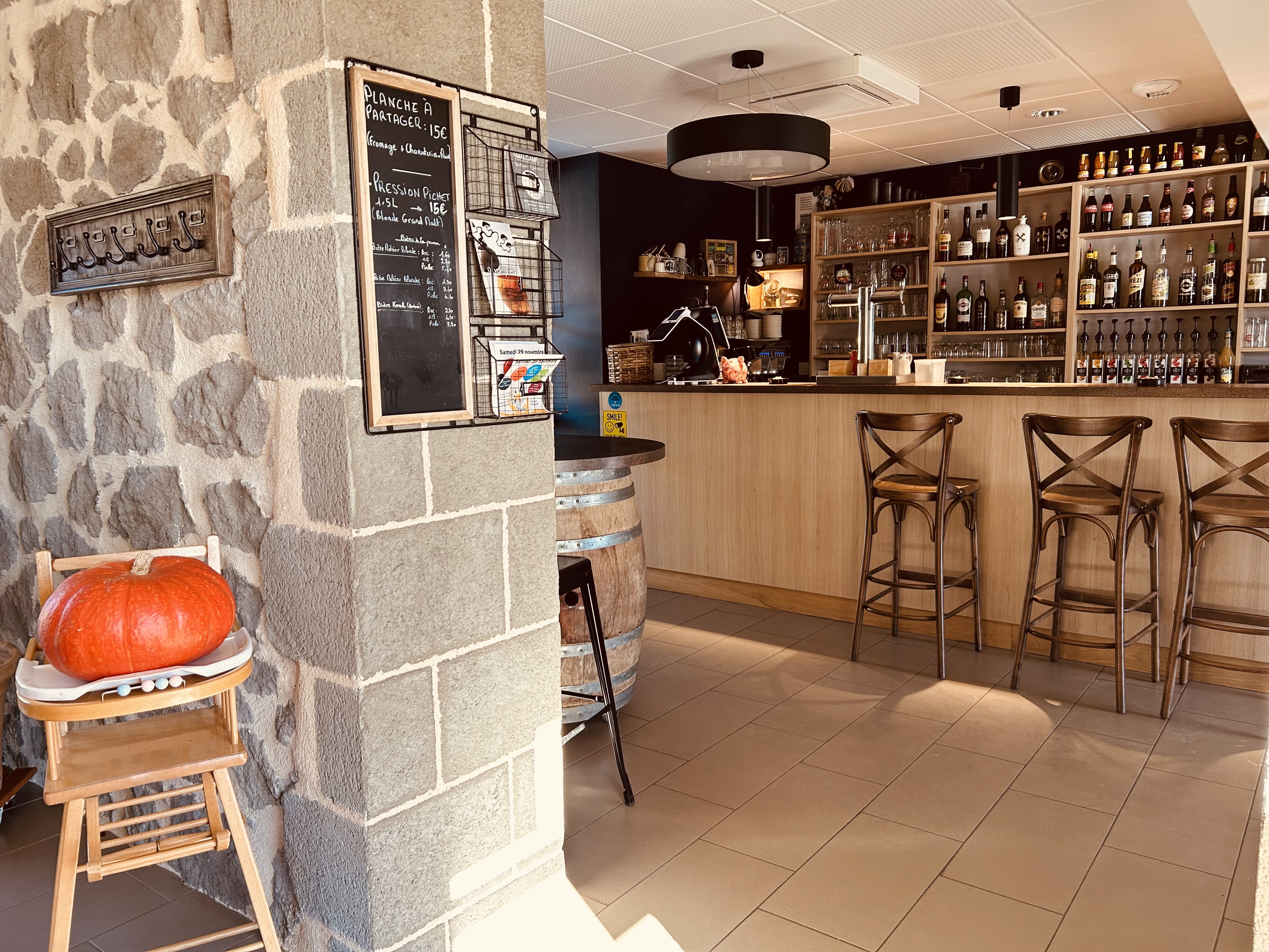 Vend fond de commerce 120000€ 
(Bistrot- Café- Restaurant - Pizzeria )

Au cœur d’un joli petit village du Cantal d’environ 500 âmes, disposant d’une école allant de la maternelle au primaire, vend fond de commerce situé à 10 minutes d’Aurillac et de ses commodités. 
Non loin également la station de ski Le Lioran à environ 30 minutes.
« ZRR » Zone Rurale à Revitaliser, donc loyer modéré et charges réduites…
Possibilité de soutien par le CCI (crédit à taux zéro…) .
Les murs et la licence appartiennent à la mairie. 
Location des murs du commerce 550€HT/mois.
Location de l’appartement familial type F4 (3 chambres) se situant au dessus du Bistrot, 120€/mois.

Description du fond:
  - Clientèle locale mais également touristique durant les périodes estivales.
- Emplacement privilégié au centre du village en contre bas de la N122, disposant d’un grand parking privé.
- Salle de restaurant d’environ 40 couverts avec une magnifique vue panoramique.
- Côté bar possibilité de 12 couverts.
- Côté terrasse donnant sur un jardin entretenu possibilité d’installer environ une douzaine de couverts également.
- Grand jardin aménagé d’une belle terrasse en bois pouvant accueillir des concerts et surplombant un terrain de pétanque… 

Points forts:
- Belle réputation (Google 4,8/5 - TripAdvisor 4,9/5 - Compte Facebook 100%).
- Clientèle régulière et locale autour d’un café en matinée, tout en refaisant le monde! 
- Clientèle régulière pour des menus ouvriers du lundi au vendredi midi.
- Repas à la carte et pizzas, les soirs.
- Les dimanches pour des repas en famille.
- Repas de groupes, associations, anniversaires …
- Soirée à thème 
- Dépôt de pains et journal la montagne…

Affaire saine et rentable avec encore un bon potentiel de développement.
Une belle opportunité pour un couple souhaitant s'installer dans un cadre vie agréable tout en exploitant un café restaurant prospère, avec une clientèle agréable et sans personnel à reprendre.

Afin d'harmoniser la vie de famille, notre choix a été de réduire le nombre de service à 5 midis et 3 soirs (voir 2 soirs en hiver) et de s'octroyer 6 semaines de fermeture annuelle...
Joli chiffre d'affaire en progression sur les 3 années (entre 2024-2025: environ 240000€HT) et pouvant facilement connaitre une marge de progression par une amplification du rythme ou si volonté de travailler avec des associés ou salariés…

Le projet de réaménagement de la bâtisse s’est achevé en Mai 2023 mené par l’action de la Mairie et le commerce a ouvert ses portes en juin 2023.
L’aménagement des locaux est aux dernières normes, accès voiture et sanitaire PMR. Tout le matériels nécessaires est complets, entretenus durant les 3 ans, donc en très bon état!
Tout est prêts et à disposition, aucun frais et investissement supplémentaire à prévoir pour vous lancer! 

Les plus: 
- Plusieurs caves et remises sous le restaurant pour stockage/réserve/chambre froide ou matériels personnels.
- Un des 2 garages (assez grand pour y garer un véhicule) mis à disposition par la mairie dans le bail .
- Une bâtisse clôturée (chenil) non attenante au bistrot pour y abriter du matériels de jardin, stocker la terrasse (tables et chaises)  ou jeux enfants durant l’hiver…
- Un arrêt de bus (arrêt scolaire) juste sous le Bistrot.
- Un village avec de nombreuses associations et événements !

Pour plus de renseignements ou de photos, merci de nous faire savoir votre intérêt pour le fond de commerce et votre sérieux .
Discussion et négociation possible dans la mesure du raisonnable.

Bien cordialement,
Sylvain&Sophie, 
Les gérants du Bistrot La Bascule .