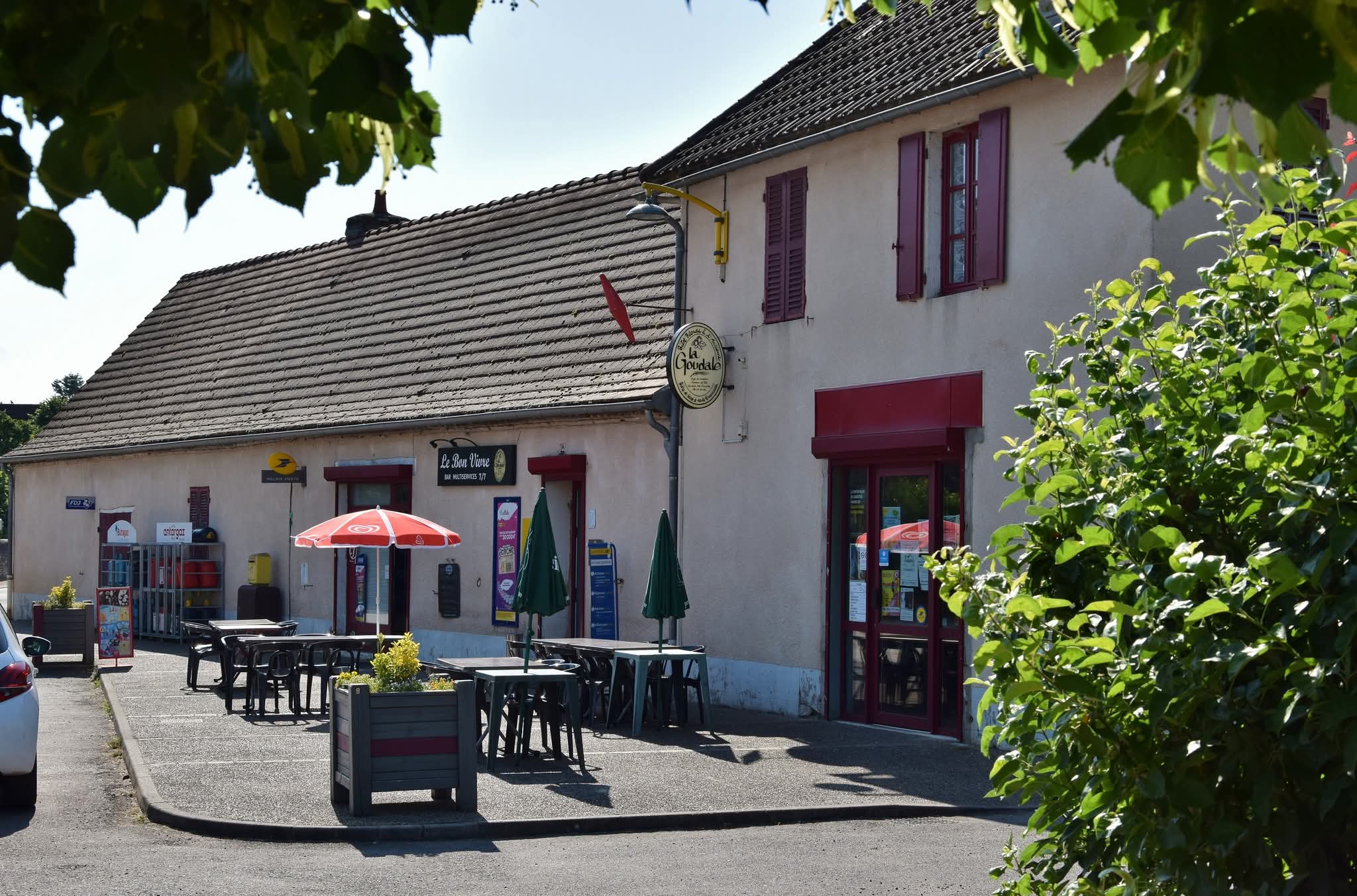 A louer, fonds de commerce comprenant un bar, une épicerie et services divers (presse, dépôt de pain, gaz, tabac, jeux, point poste etc....).  Fonds de commerce à recréer suite liquidation judiciaire. Locaux vides. Logement compris dans le loyer ainsi que la licence IV appartenant à la commune, propriétaire des murs. Le logement comprend au rez-de-chaussée une cuisine et une salle à manger et à l'étage 3 chambres, une pièce de vie et les sanitaires. Commerce historique du village implanté au centre bourg face aux écoles et à la salle socioculturelle.