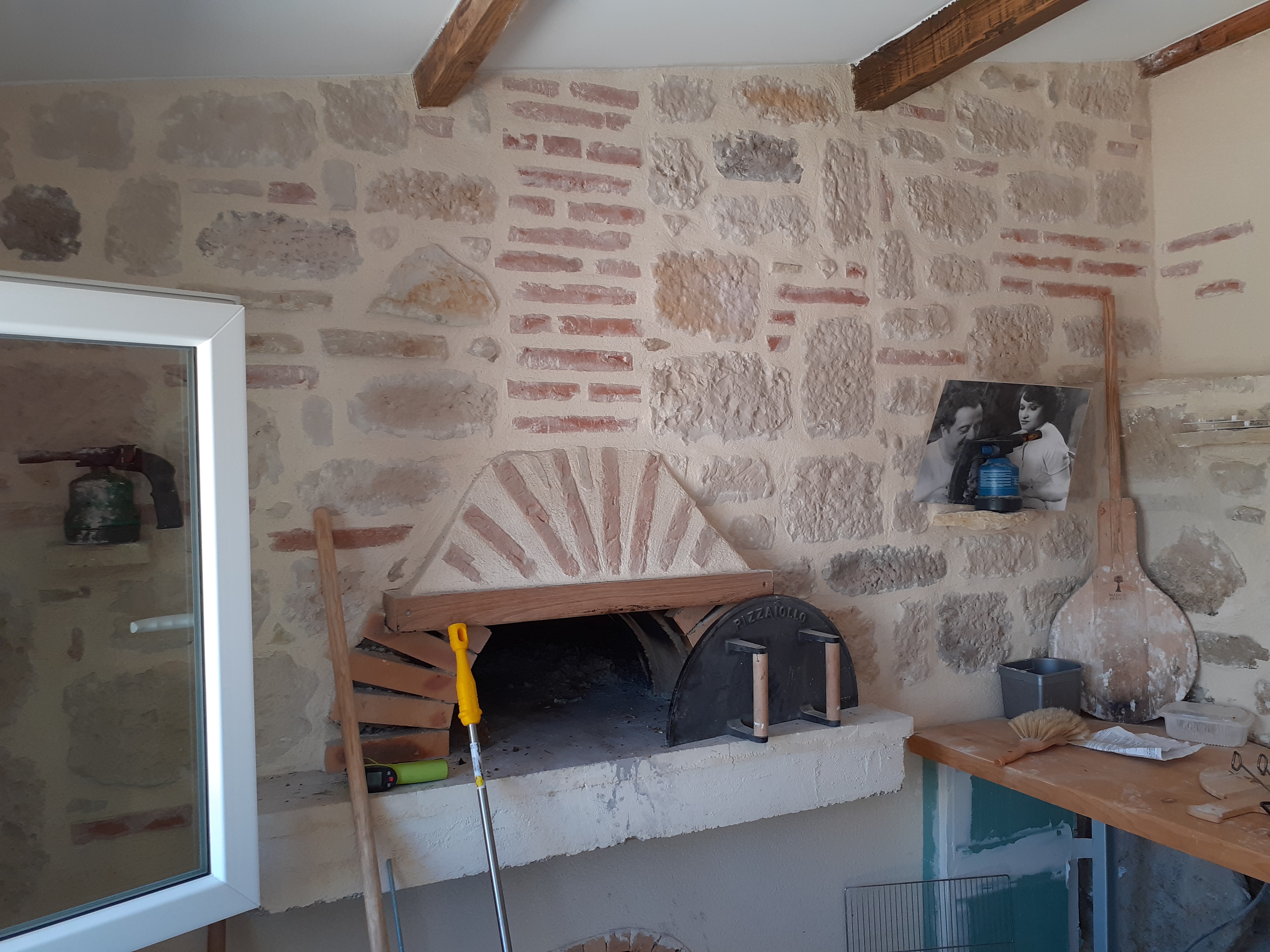Vend Auberge de 7 chambres capacité de 25 personnes minimum et restaurant de 20 à 60 couverts avec vue panoramique sur les montagnes composé de 3 maisons avec logement privé pour les proprietaires ,terrain 3000 m2 ,affaire saine bon CA en augmentation de 30 % par an ,grosse clientèle internationale . Possibilité de dévelloper la partie restaurant et hebergements .Etat neuf ,piscine ,four à pain jardin arboré , aire de jeux possibilité de developper la partie gamping chez l'habitant.Proche de toutes commoditées ,vue panoramique sans vis à vis et calme .
Conviendrait à un couple .
Pas sérieux et curieux s'abstenir ...