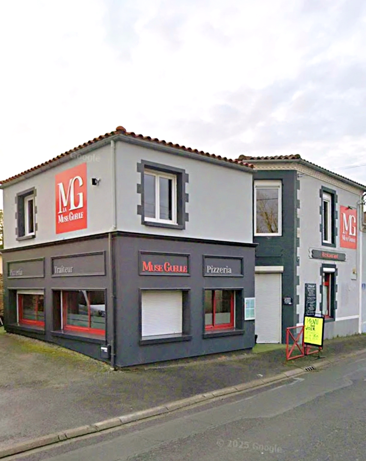 Restaurant, pizzeria en activité depuis 2008. Idéalement situé sur axe très passant.
Situé à 15 Min du Puy du Fou , Limitrophe 3 départements Deux Sèvres Maine et Loire et Vendée. (proche cholet 49) , Situé à 1h15 de la côte vendéenne.( 45 Min de Nantes La Roche-sur-Yon et Angers.) Activité annuelle mais aussi saisonnière avec le tourisme du Puy du Fou. Établissement disposant d'une capacité de 40 places assises avec une petite terrasse d'une quinzaine de couverts. Ensemble Remi Au goût du jour, en 2021. Materiel récent Quelques petits travaux de rafraîchissement pour la cuisine à faire . 
Clientèle locale Très fidèle.
Auparavant ouvert du mardi au dimanche midi, Et les vendredis soir à samedi soir et dimanche soir Forte demande.
A l'heure actuelle, ouvert uniquement du lundi au vendredi 12h00 et le vendredi soir. Possibilité et forte demande pour revenir aux horaires d'avant .Installation d'un distributeur à pizza depuis octobre 2025 Très bonne rentabilité. 
Idéal pour couple .
Actuellement 2 revenus de gérance Avec des salaires plutôt satisfaisants, Un apprenti cuisine, un mi-temps en salle. Vente Pour cause personnelle.