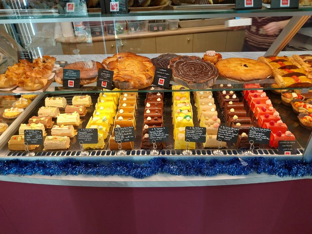 Nous vendons notre commerce en raison d'un départ à la retraite.

Le local est très spacieux avec un espace de travail pour la boulangerie, la pâtisserie, la viennoiserie et même pour le chocolat ! 
Nos équipements sont nombreux et entretenus. 
Point important : il n'y a aucun travaux à prévoir.
Le laboratoire pâtisserie, le local viennoiserie et le magasin sont climatisés. 
Un parking client est à côté de la boulangerie et facilement accessible.
Il y a également un appartement de type T4 sur place avec un jardin clos, une cour et un garage.

Au plaisir de vous faire visiter notre belle boulangerie !