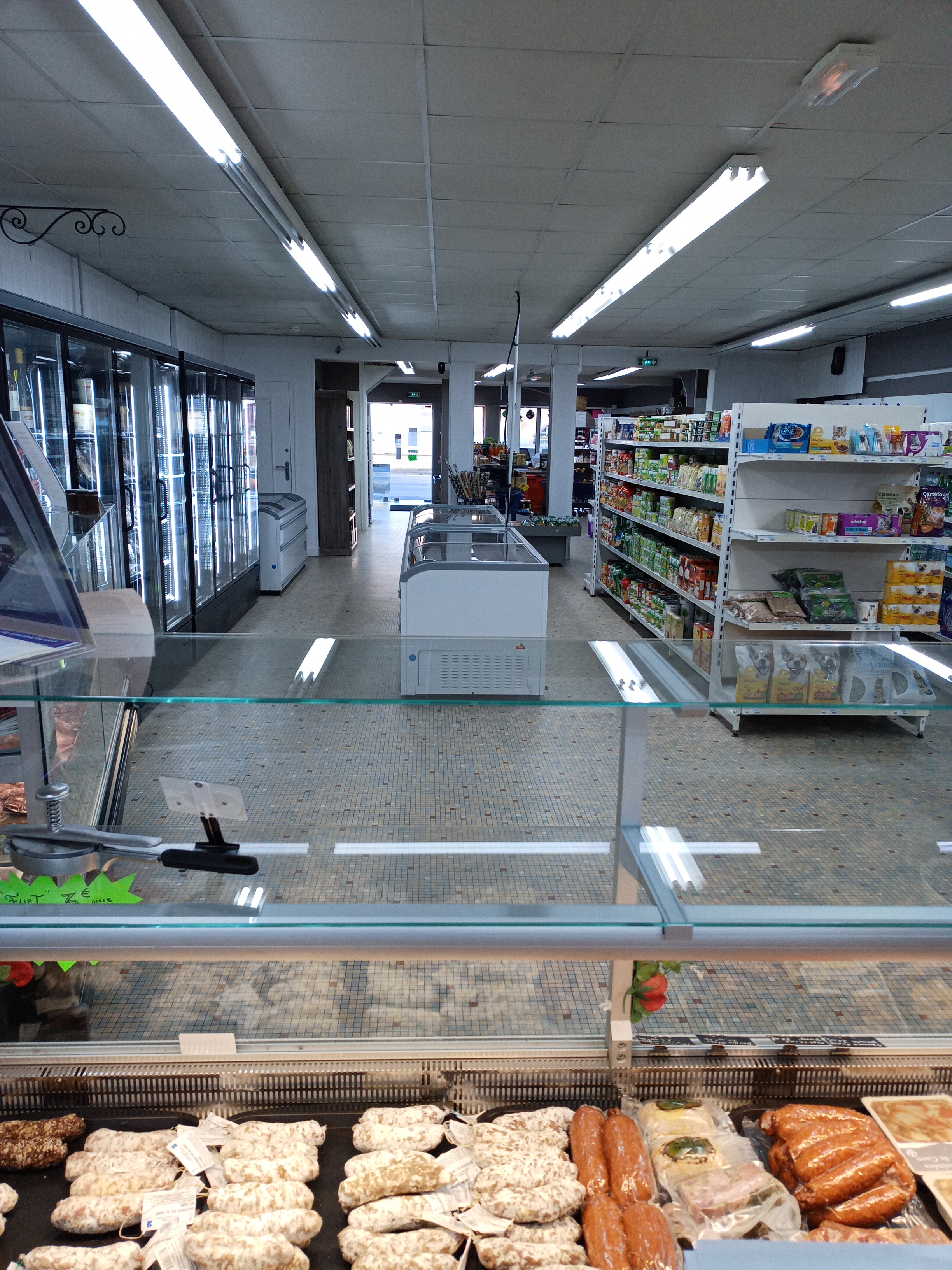 Bien rare sur le marché – potentiel exceptionnel !
Offrez-vous un bien aux multiples possibilités :
100 m² habitables pour votre confort
Isolation extérieure et pompe à chaleur travaux récents
250 m² de local commercial pour concrétiser vos ambitions
Toiture récente
💎 Ce bien unique permet :
De lancer ou développer votre activité
Ou de créer un investissement rentable grâce à une future division possible
⚡ Un seul achat, plusieurs projets:
résidence principale, activité professionnelle, ou stratégie locative.
📍 Un bien évolutif, rare et stratégique