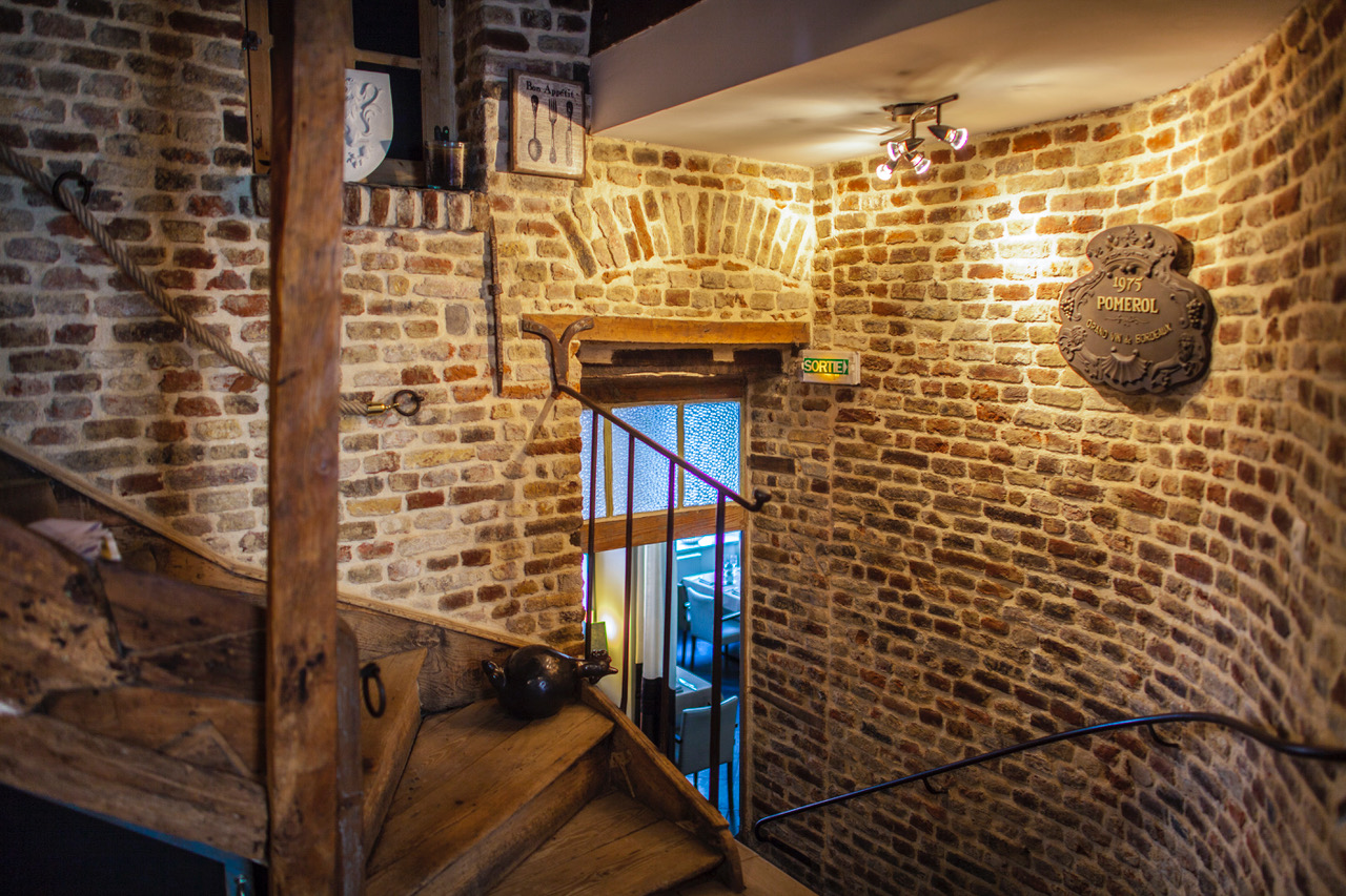 Vends Fond de commerce et murs :
Restaurant créé en 2008 dans une maison de charme Casseloise comprenant environ 35 couverts + 15 en terrasse dans la cour intérieure de la demeure.
Cuisine semi gastronomique, belle clientèle française et belge régulière + de passage. Etablissement très bien entretenu, investissements constants et récents (matériel cuisine renouvelé en 2021 et 2022). Beau potentiel de développement (créneaux d'ouverture et/ou couverts supplémentaires possibles).
Appartement de 160m2 à l'étage sur deux niveaux complètement rénové :
3 grandes chambres, salle de bain neuve, WC, bureau, salon-séjour avec cuisine équipée ouverte, petit salon en mezzanine.
Investisseurs : possibilité de séparer l'appartement du restaurant pour louer à l'année ou à la nuitée générant ainsi un revenu immédiat.
Le village de Cassel (village préféré des français 2018), bénéficie d'un beau potentiel touristique, Musée départemental de Flandres, ateliers d'artistes, moulin, ruelles pavées, balades etc en font un lieu de sortie et de tourisme réputé.