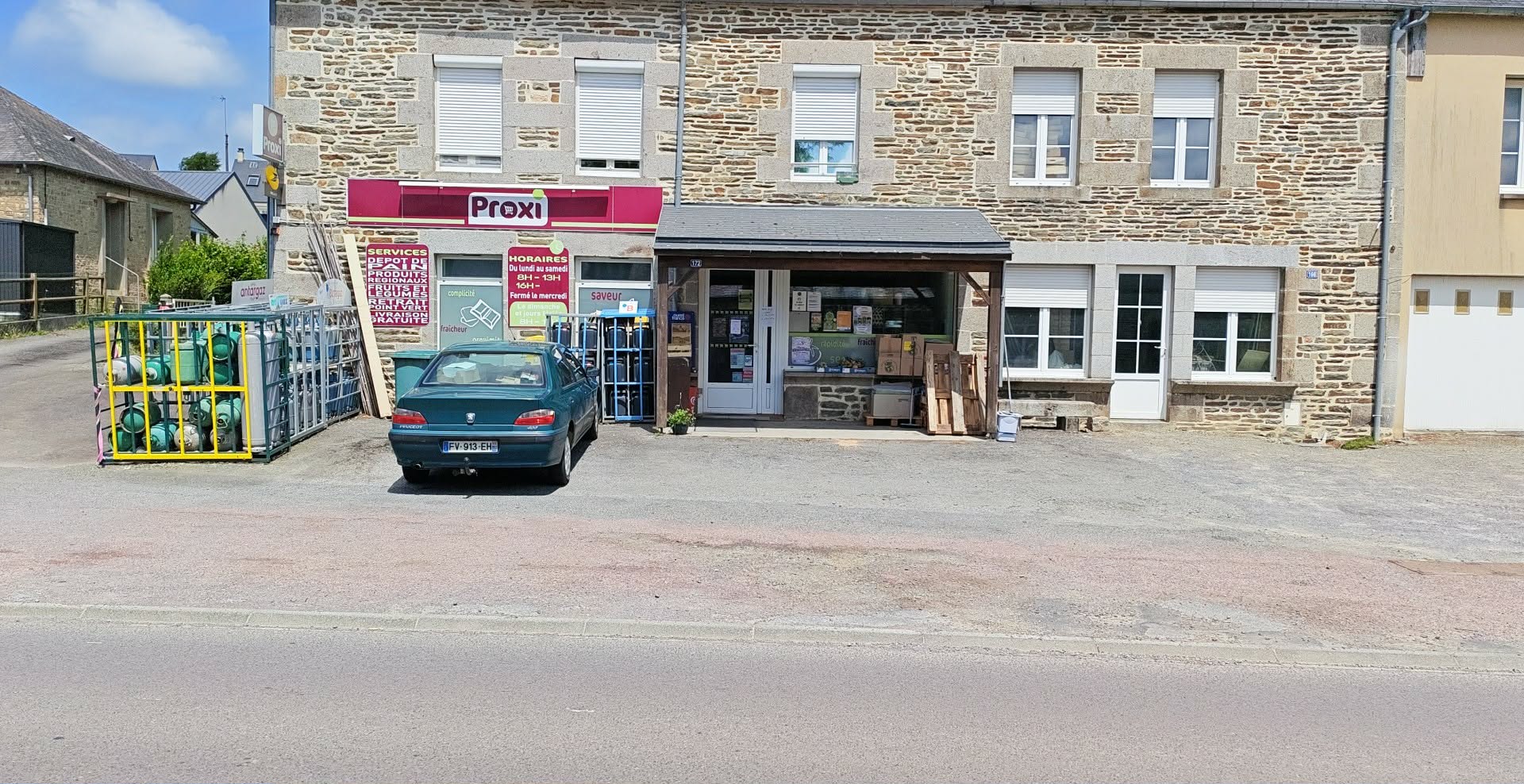 Dans un petit village de Normandie a 20 km du Mont St Michel 
Manche (50) : Dans une commune de la région d'Avranches (50300), sur un axe routier passager, à vendre un fonds de commerce de supérette, relais poste, presse, dépôt de pain  et de.gaz, retrait Crédit Agricole , fleurs, retouches,  traiteur.

Locaux composés d'un magasin d'une surface d'environ 55 m², d'une réserve  et d'un laboratoire.

Parking devant l'établissement.

Logement t4 à l'étage (possibilité de l'occuper ou de le sous-louer). Avec un terrain de 500 M2 clôturé sur l arrière.


Affaire pouvant convenir à une ou deux  personne .  Développement française des jeux et tabac. 

Prix net vendeur de 80 000 € + 7 % TTC (5,83 % HT) des honoraires d'agence à la charge de l'acquéreur.
Surface commerciale : 55 m²
Surface totale : 100 m²

Points fort :
- Un axe passager.
- Stationnement.
- Logement.

Loyer mensuel : 832 € HT hors charges
Logement de fonction présent : oui