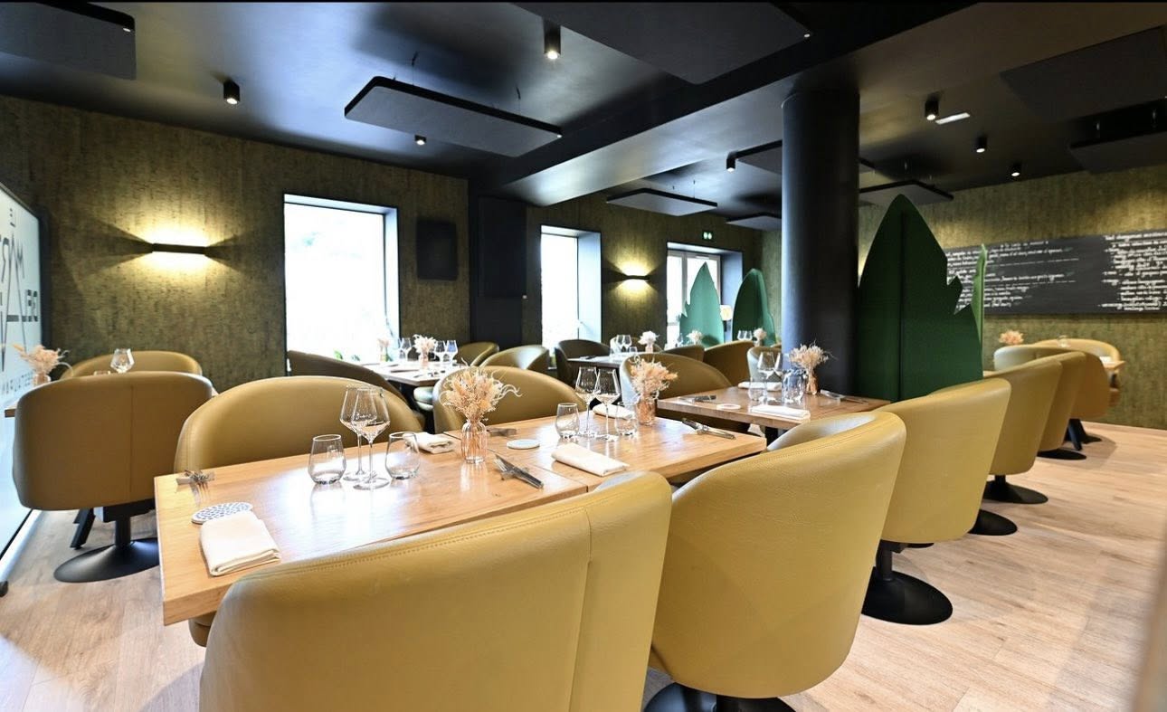 📍 Place Émile Loubet, 89100 Saint-Martin-du-Tertre (à 3 min de Sens)
Je vends mon établissement acquis en 2017, parfaitement entretenu et prêt à travailler immédiatement.
La salle a été entièrement rénovée en 2023. Tout le matériel est de grande qualité et en excellent état.
Atouts du lieu :
• Cave voûtée attenante au restaurant
• Belle arrière-cuisine avec potager et accès portail (possibilité de rentrer un véhicule)
• Bureau / vestiaire / toilettes pour l’équipe
• Terrasse extérieure (20 à 25 couverts)
Équipements haut de gamme :
• Cuisine professionnelle complète : VCC, 2 fours Rational récents, Paco jet, machine sous-vide, induction, fourneau gaz, cellule de surgélation, camion frigorifique
• Café & boissons : machine La Marzocco, service vin au verre (8 vins) Eurocave
• Plonge : lave verres Hobart, lave-vaisselle Hobart
• Froid : 3 armoires positives + armoire congélation + 3 plans de travail réfrigérés
• Vaisselle récente : verres Zalto et Chef & Sommelier
Distinctions :
• Bib Gourmand Michelin
• 2 toques au Gault & Millau
• Prix “Best of the Best” TripAdvisor – 1er restaurant de l’Yonne
Autres avantages :
• Gros chiffre d’affaires
• Possibilité d’acheter également les murs avec un appartement au-dessus
• Local appartenant à la mairie, avec un loyer bas actuellement
• Proximité immédiate de 2 sorties d’autoroute nord sens A5 sud ouest sens A6 55 mn de paris .
Je peux accompagner l’acquéreur au lancement si besoin.
C’était mon premier établissement, j’y ai mis tout mon cœur, et il est prêt à accueillir une nouvelle histoire.
👉 Pour plus d’informations, me contacter directement