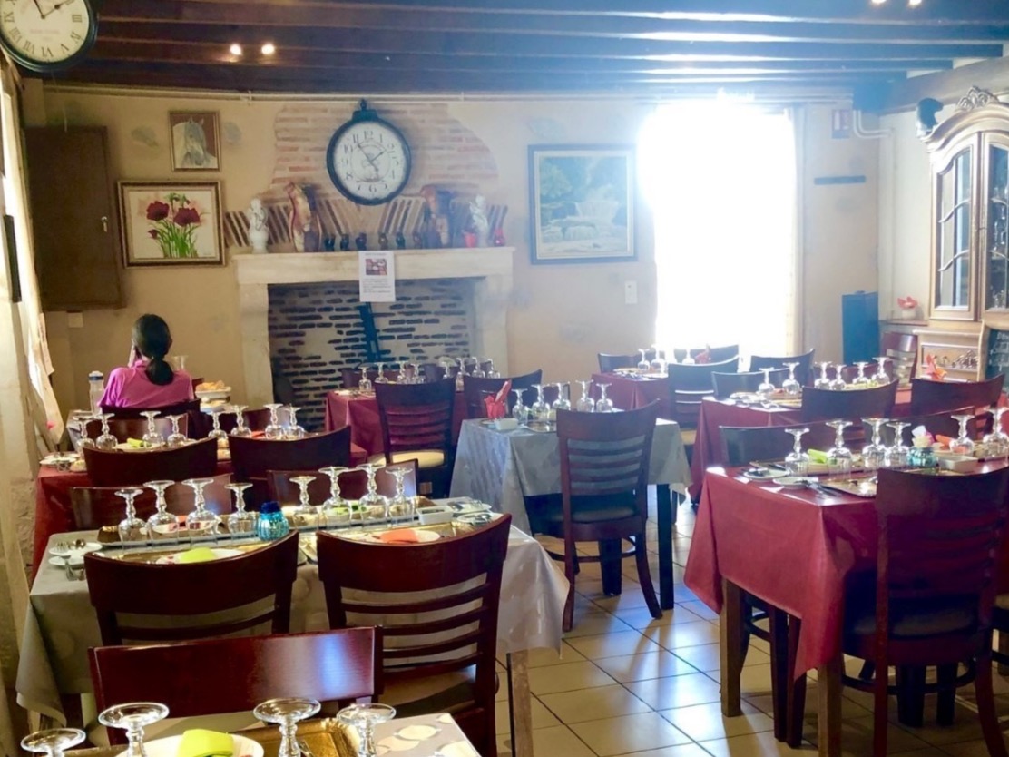 Bar-Restaurant situé à Saint-Pierre-Les-Bois, charmant village du centre de la France

La mairie, propriétaire des murs et de la Licence IV, propose le Bar-Restaurant en location suite au départ en retraite de la précédente gérante (500€/mois).
Idéalement situé près d'un axe très fréquenté (RD3), cet établissement dispose d'une salle accueillant environ 40/50 couverts et d'un coin bar indépendant.

Entièrement équipé

A l'étage, un logement comprenant 2 chambres, 1 salle à manger-cuisine et 1 salle d'eau, est mis à la disposition du locataire (compris dans le prix de location).

Un parking PL et VL à proximité permet le stationnement des usagers.

N'hésitez pas à contacter la mairie afin de prévoir une visite des lieux.

Contact:
Mairie 0248562043