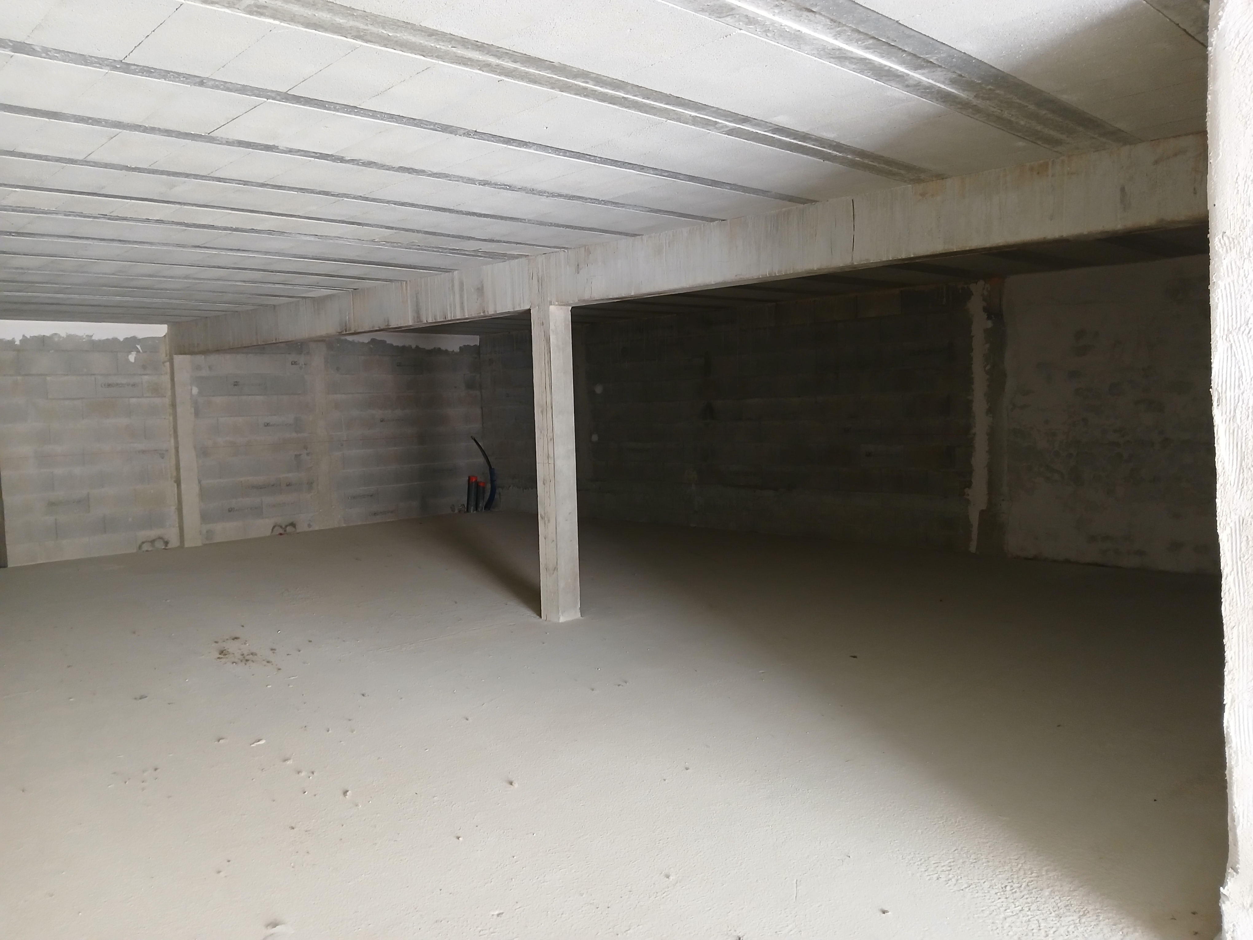 En centre-ville de Chef-Boutonne, Petite Cité de Caractère (Sud Deux-Sèvres, à 15 mn de la Nationale 10), un local commercial, situé en rez-de-chaussée, possède une superficie de 119,5 m² de plain-pied, comportant 1 pièce :  
- Porte d’accès principale 
- Une pièce d’un seul tenant, disposant d’une vitrine et d’une porte vitrée ouvrant sur le passage des halles piétonnier et disposant d’un accès à l’arrière de l’immeuble pour les livraisons. 
Local situé en face des Halles et de la place centrale de la ville, au cœur d'un Ilot urbain nouvellement restauré. 
Local commercial brut de béton en location bail, mitoyen avec deux autres cellules commerciales. 
Libre immédiatement.