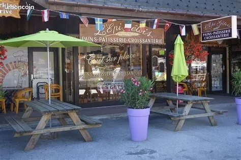 Point chaud - Terminal de cuisson

Superbe petite affaire, au cœur des portes du soleil, dans la station des Gets. Idéal pour un couple, accompagné d'une vendeuse lors de la saison d'hiver. Ce terminal de cuisson bénéficie d’un emplacement exceptionnel en face de la place du marché, avec un fort passage touristique.

L’affaire se compose :
🔹 D’un espace de vente de 20 m²
🔹 D’un laboratoire de 40 m²
🔹 D'une grande terrasse extérieure
L’ensemble est en parfait état, aucun travaux n’est à prévoir. Le matériel nécessaire à l’exploitation est complet, bien entretenu et conforme aux normes de sécurité et de travail.

La clientèle est fidèle, avec une forte présence étrangère grâce à l’attractivité de la station, très fréquentée tout au long de la saison.

📄 Bail commercial 3.6.9
💰 Loyer : 1 600 € TTC / mois
💵 Prix de vente du fonds : 190 000 €

Une belle opportunité pour entreprendre dans un cadre privilégié et touristique !

Pour toute information merci de prendre contact par téléphone.