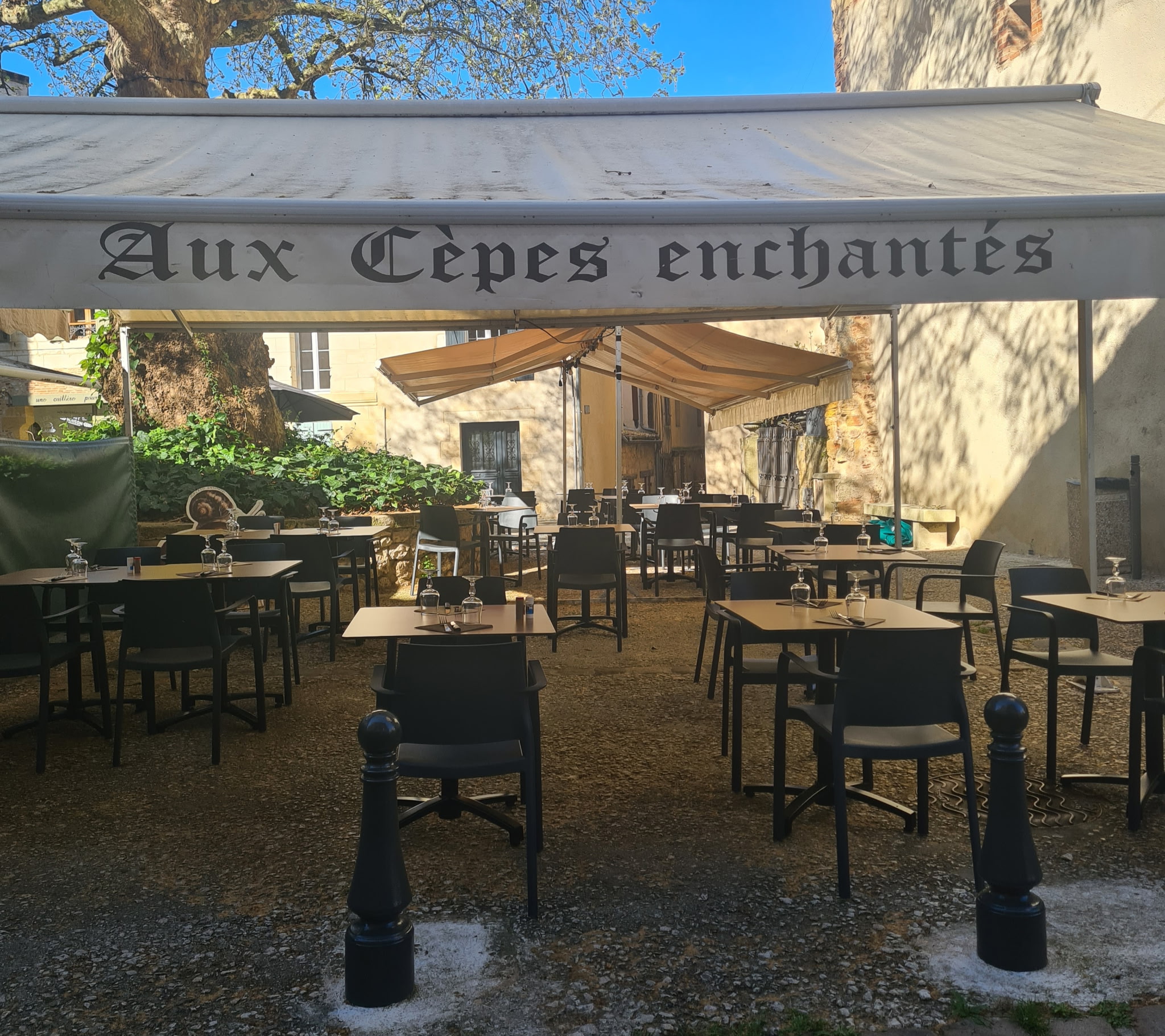 À vendre – Fonds de commerce restaurant centre historique de Bergerac

À vendre fonds de commerce d’un restaurant idéalement situé dans le centre historique, au cœur du Périgord Pourpre, dans un secteur très fréquenté par les habitants et les touristes.

Établissement d’environ 157 m² comprenant :
• Deux salles de restaurant – 40 places assises
• Une cuisine équipée et aux normes, en bon état
• Une terrasse exploitée en saison – environ 40 places

Informations complémentaires :
• Licence IV
• Chiffre d’affaires 2024 : 310 000 €
• 2 salariés en place
• Loyer mensuel : 1 700 € net (hors terrasse)
• Terrasse : 3 400 € environ pour la période du 1er avril au 31 octobre

Restaurant prêt à exploiter, idéal pour couple ou professionnel de la restauration souhaitant s’installer dans une ville touristique dynamique.

Prix de vente : 105 000 € net vendeur.

Pour plus d’informations, merci de me contacter au 06.18.28.06.16