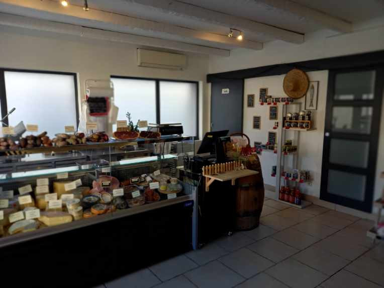 Vends fond de commerce dans un village attractif à proximité immédiate de Limoux (11), Bar, Restaurant, Epicerie Fine, local 150 m² entière équipé. Prêt à travailler. Cheminée, mobilier. Rénové entièrement début 2020. Terrasse extérieure avec mobilier neuf. Licence 4. Faible loyer.

Opportunité à saisir!