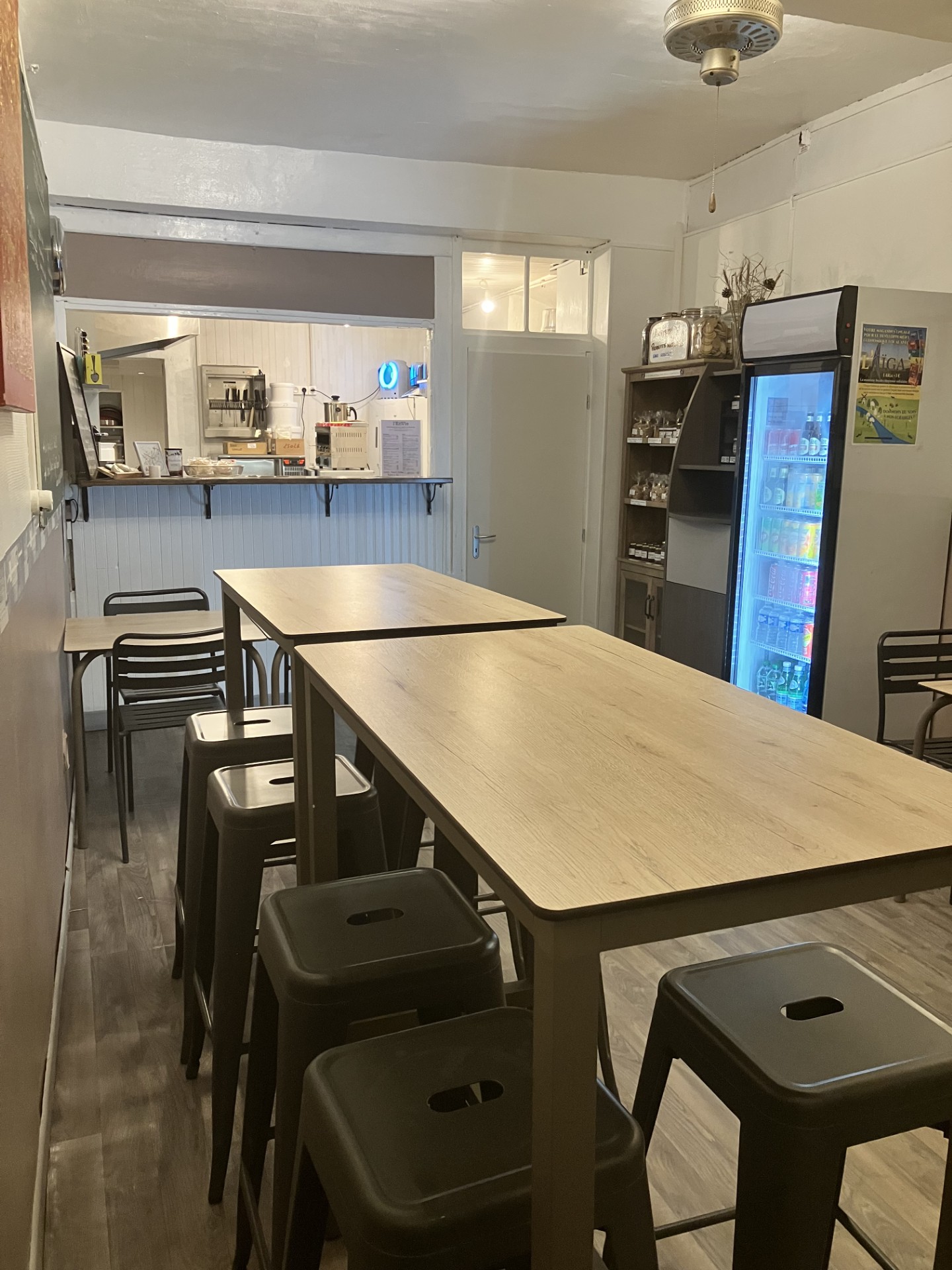 Idéal pour une première installation en couple ou en solo, ce snack traditionnel offre une véritable qualité de vie au cœur des Cévennes. 
Entre sécurité financière (très faible loyer) et reprise immédiate sans travaux, c'est une opportunité rare. 
Actuellement exploité en horaires réduits en raison d'un handicap (SEDh), le fonds dispose d'un fort potentiel de développement pour un repreneur souhaitant élargir l'activité.

📍 Emplacement stratégique & Dynamique
Cœur touristique (Grand’rue), flux constant : Chemin de Stevenson, Musée Maison Rouge, Train à vapeur. Village très animé : Festival Boulegan, Marchés nocturnes (devant le snack), Marché hebdo, Course de côte (Champ. de France), Salon des Métiers d’Art, concerts et expos.

Capacité et Espaces :
    Salle (24 m²) : 16 couverts.
    Terrasse : 10 à 12 couverts (protégée par bacs végétalisés).
    Technique : Cuisine (10 m²), arrière-cuisine (3 m²), sanitaires (à rénover) et grande réserve (25 m²).

Équipement Professionnel complet :
L’ensemble du matériel de cuisson est professionnel et entretenu.
    Inclus : Tables inox sur mesure, plaque à panini, réchaud 2 feux, plaque à snacker, 2 friteuses (10L), lave-vaisselle, hotte pro (variateur neuf 2026), 4 congélateurs et réfrigérateurs.
    Mobilier de salle et terrasse complet, vaisselle et stock d’emballage inclus.

Exploitation et Potentiel :
Commerce exploité sainement depuis 6 ans. En raison d'un handicap reconnu (RQTH pour un Syndrome d'Ehlers-Danlos hypermobile - SEDh), l'activité est volontairement limitée à 6 midis par semaine (44 semaines/an).
Le chiffre d'affaires actuel ne reflète que cette exploitation restreinte : il existe une marge de progression majeure sur les soirées, les week-ends, et la saison estivale.

📈 Avantages fiscaux (Zone ZFRR+) :
Le commerce est situé en zone ZFRR+, ouvrant droit pour le repreneur à une exonération totale d'impôt sur les bénéfices pendant 5 ans, ainsi qu'à une exonération de charges patronales pour l'embauche de salariés.

Conditions financières :
    Loyer mensuel : 376 € (Taxe ordures ménagères : 53 € / an).
    Prix de vente : 32 000 € (négociable raisonnablement).
    Cession par acte notarié (honoraires à la charge du vendeur).
    Accompagnement possible pour la passation.
⚠️ Le matériel lié à l'activité de conserverie et biscuiterie n’est pas inclus.