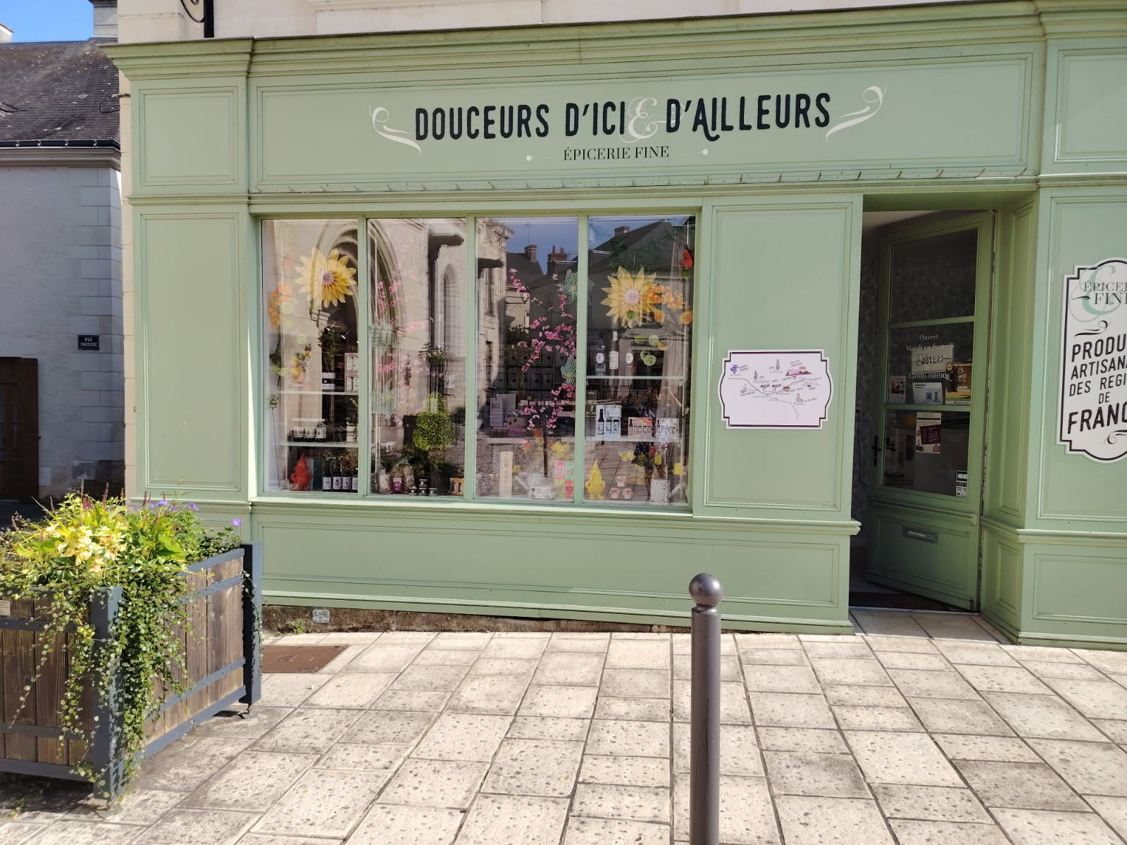 Vends fonds de commerce d'une épicerie fine située sur une place très agréable
prés de l'office de tourisme et de la Maison des Vins.
La région de Bourgueil est très agréable avec un vignoble "Bourgueil et St Nicolas de Bourgueil".
Epicerie très agréable et très apprécié par la clientèle .
L'aménagement intérieur a été entièrement aménagés par des artisans pros.
La clientèle se compose de personnes de la région et des alentours jusqu'à 30 kms
ainsi que des estivants.
Epicerie Fine de 28 M2 spécialisée dans les produits artisanaux et locaux ainsi
que les produits des régions de France.
Les murs appartiennent à la Mairie et le loyer est modéré
.Activité crée depuis 2018.
En vente pour départ à la retraite