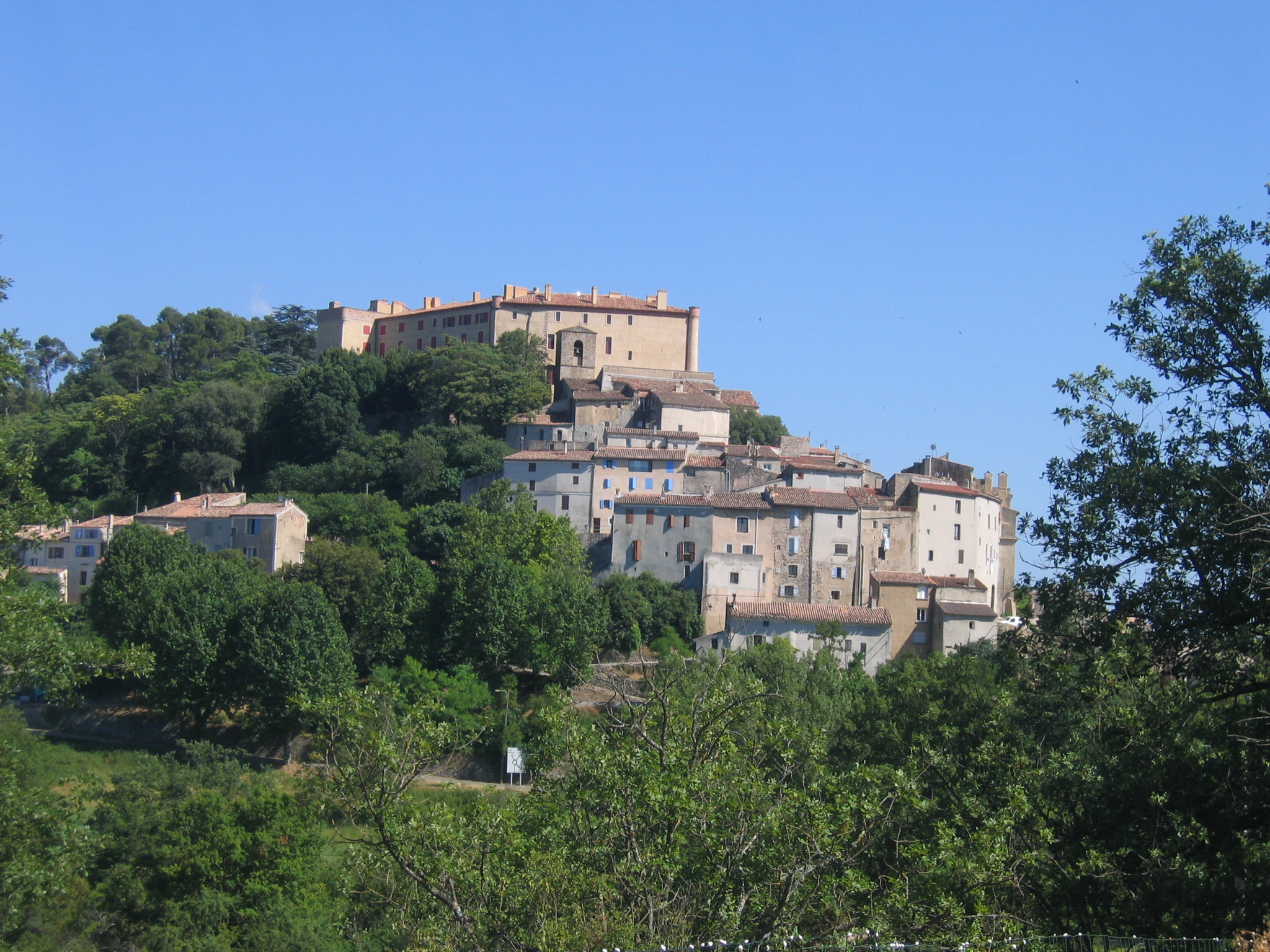 Restaurant Bar Tabac Fdj
Au centre du Village, sur un axe passant toute l'année. Au cœur de la Provence verte.
Clientèle régulière, touristes et chasseur de septembre à mars.
Restaurant 30 places intérieur.
Terrasses avec une vue imprenable de 50 places
Stationnement facile
Loyer mensuel 1300€
CA année N    305000
CA année N-1 306000
Zone FRR= Grands avantages fiscaux
3 salariés 
Raison de la vente: départ à la retraite