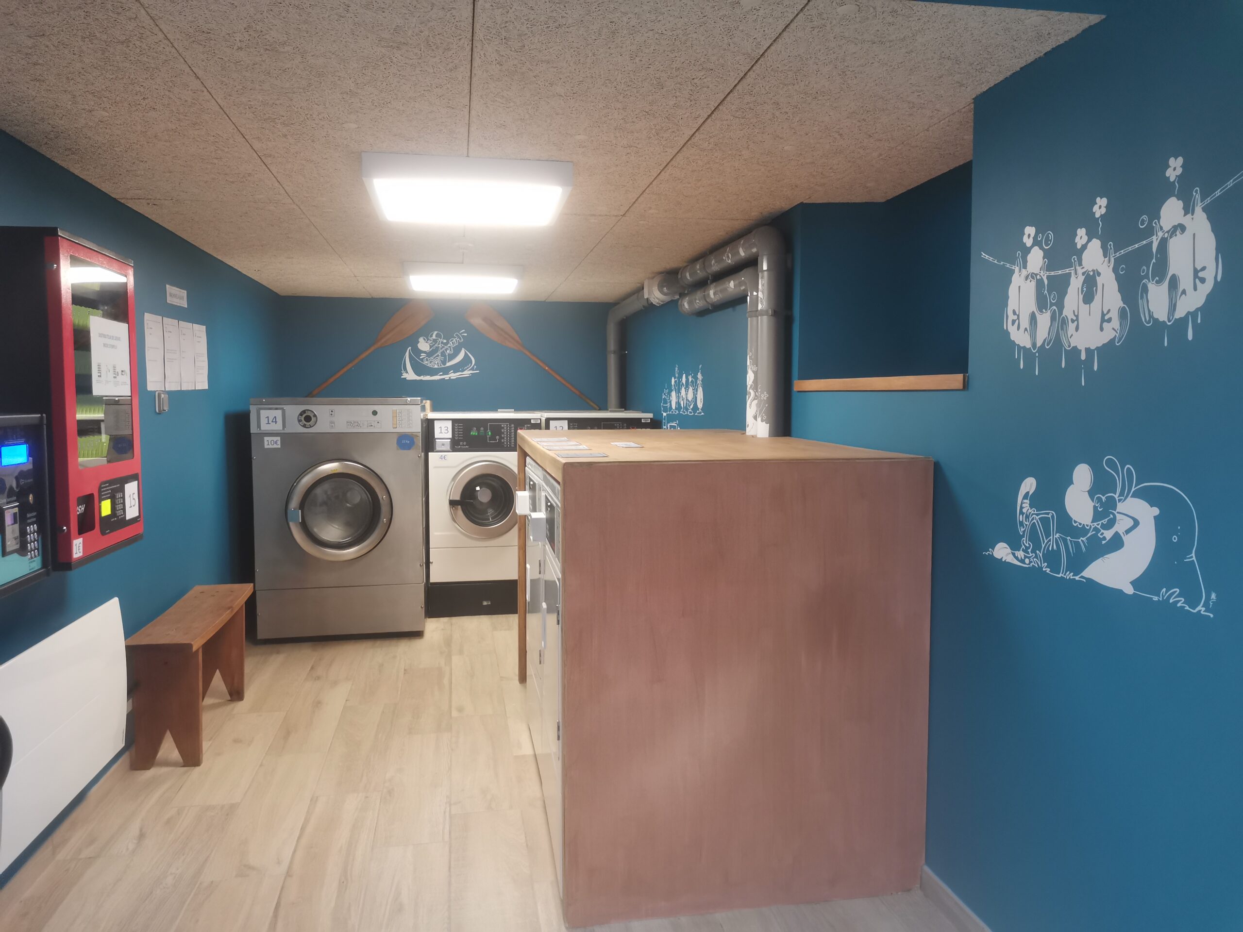 À vendre un hôtel**– restaurant, refait à neuf en 2020.
Il s’agit d’un établissement saisonnier, situé en Lozère, au cœur d’un village de 500 habitants. Le bien se situe à 30 minutes de Florac Trois Rivières.
Très touristique, il est au carrefour de différents sentiers de randonnée.
Les clients sont principalement des sportifs (randonneurs, vététistes), des familles, des retraités… 
Les vacanciers viennent profiter du calme, ils se relaxent en écoutant le bruit de l’eau, ils viennent se reposer tout en visitant la région, tandis que d’autres profitent de ce cadre pour pratiquer des sports de nature.
L’hôtel peut accueillir jusqu’à 37 personnes, réparties dans 14 chambres confortables. Le restaurant dispose d’une salle d’une quarantaine de couverts, complétée par une terrasse surplombant le Tarn, très appréciée des clients, avec une capacité d’environ 60 couverts.
L’hôtel**– restaurant bénéficie d’une excellente réputation, un mélange de styles qui réunit le charme des chambres d’hôtes, le confort d’un hôtel et l’esprit chaleureux d’une auberge de jeunesse. 
L’établissement est entièrement équipé avec du matériel entretenu, acheté neuf en 2021. Il dispose d’une laverie automatique en libre-service ouverte à tous.
L’hôtel-restaurant est ouvert de mi-avril à mi-octobre. Il fonctionne uniquement avec du personnel saisonnier. Aucun CDI n’est en cours, et il n’y a donc aucun salarié à reprendre. 
Le taux d’occupation a atteint 92 % en 2024, pour un chiffre d’affaires supérieur à 500 000 €.
Le repreneur peut être accompagné lors du démarrage de l’activité. Une maison de fonction située dans le village peut être proposée à la vente en option. 

Vente du fonds de commerce : 300 000€. Vente des murs : 800 000€
Référence de l'annonce : L0496