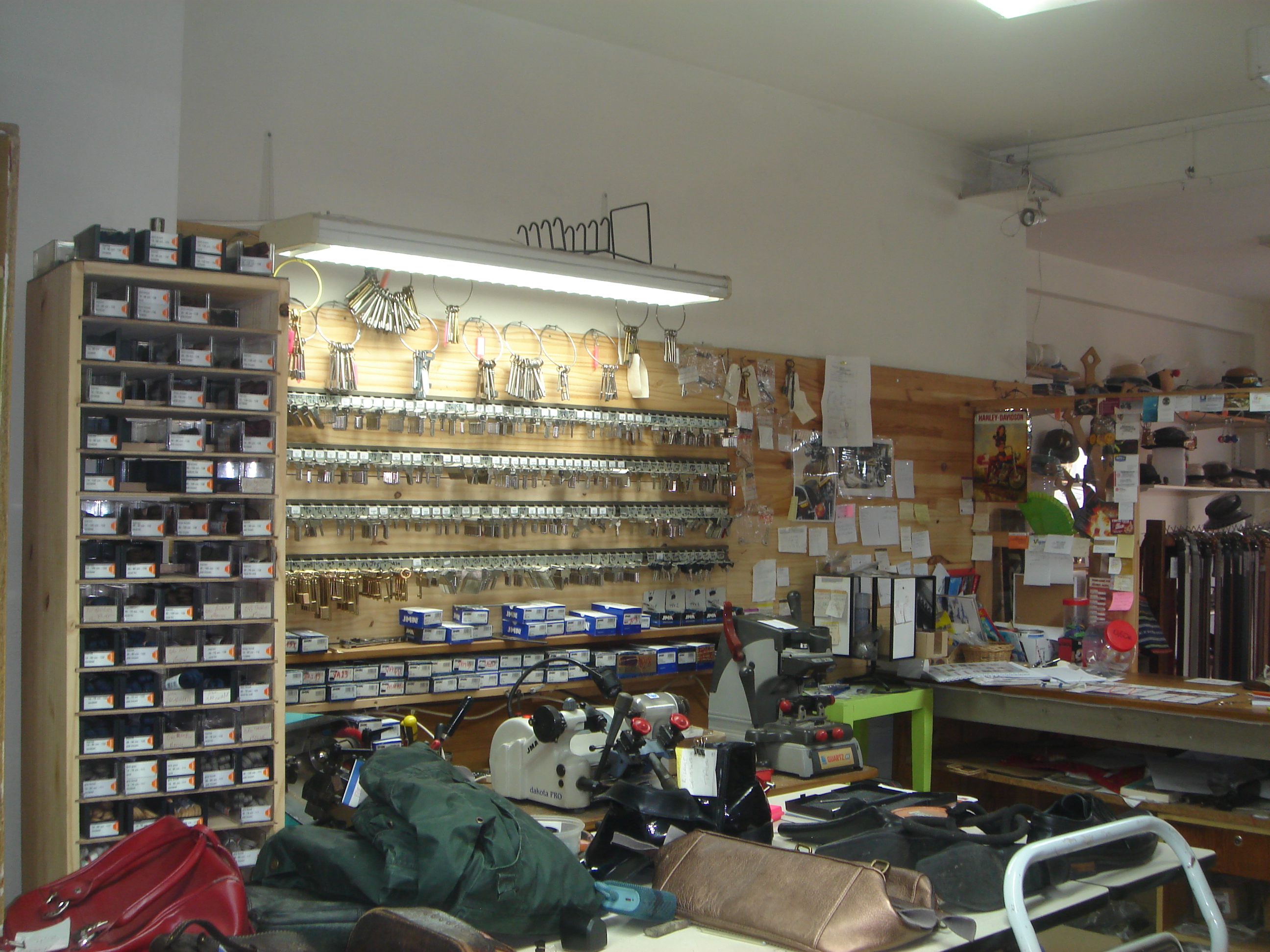 Cause retraite vente de la dernière  cordonnerie en activité à 50 kms à la ronde avec donc un beau potentiel de progression dans une petite ville du lot chargée d,histoire,au coeur d,une region magnifique,au carrefour de la dordogne,du cantal et de la corréze. 
St Céré,proche des villes de Biars et de Bretenoux (6kms usines Andros,Pierrot Gourmand,gare sncf,  plus de 20000 habitants) a donc tous les atouts pour accueillir une famille,avec école, colége,lycée,cinéma,théatre, piscine,hospital, nombreux clubs sportif et activités culturelles qui attirent une clientèle parisienne et touristique pendant les vacances ,ainsi que la proximité des sites mondialement connus de Rocamadour et le gouffre de Padirac. 
  
Le local de 61m²est situé dans la rue principale avec tous les commerces; la cordonnerie comprend la réparetion,la reproduction de toutes clés,la vente de produits d,entretient,de ceintures cuir,de chaussons en peaux d,agneau,chapeaux et casquettes. 

Demande de renseignements par mail ou sms.