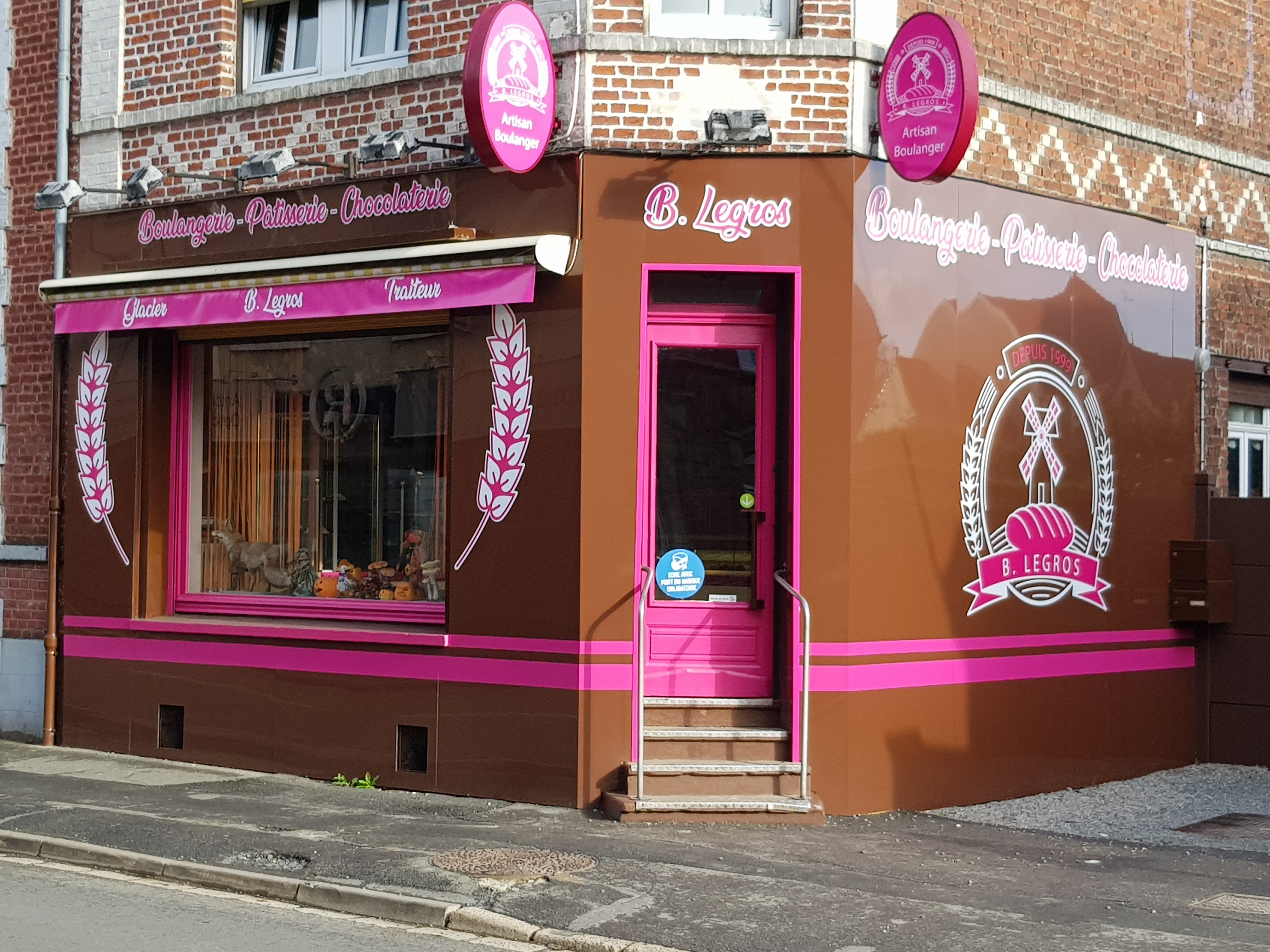 Vends  cause  divorce  
Fonds de commerce boulangerie patisserie chocolat traiteur 
Centre  bourg 
Laboratoire boulangerie,  Laboratoire patisserie,  réserves,  stockage,  silos 
Matériel entretenu 
Magasin 50m2  
Possibilité de logement ou d achat des murs 
Pas de crédit bail