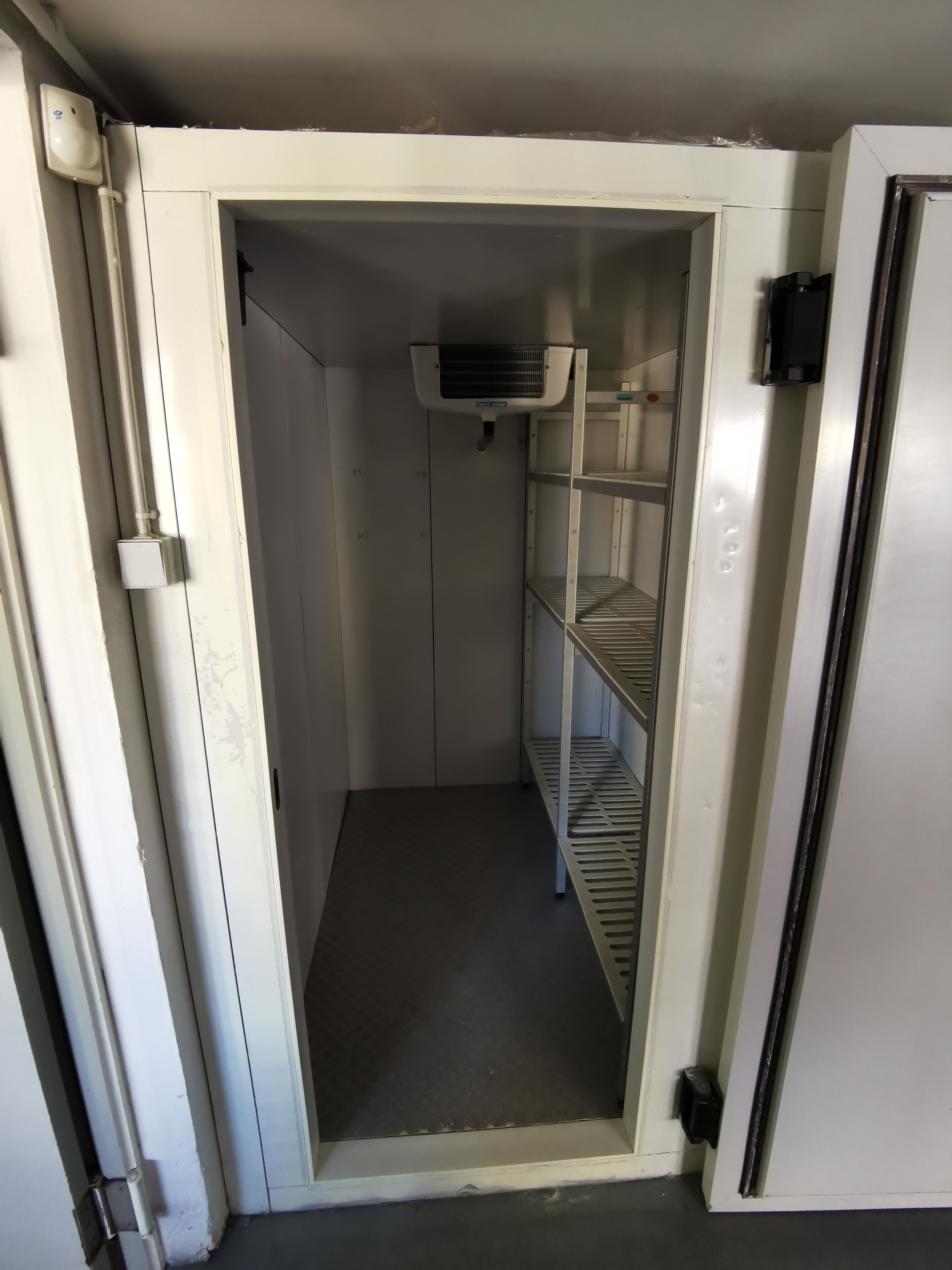 La commune de Jenzat* recherche un gérant pour son épicerie multiservices en gérance. Située sur un axe passant dans le centre-bourg. 
Signalée par des panneaux. Parking face à l’établissement. Actuellement disponible, plusieurs activités peuvent être proposés (dépôt de pain, bar, snack). 

Aux normes PMR. Murs appartenant à la Mairie. 
Surface totale de 135 m² : magasin de 83,6 m², local technique de 26 m², et réserve de 26 m². Raccordée à l’eau potable, électricité, internet, et téléphone. Chauffage par climatisation réversible. Toitures et combles isolées. Liste du matériel disponible sur demande. 

Loyer 200 €. Licence IV. 

Prévoir un investissement minimum pour le démarrage de l’activité, le besoin en fonds de roulement, la trésorerie, l’achat de petits matériels, etc. 

Vous êtes professionnel de la restauration et cette opportunité vous a séduit ? Adressez votre candidature à l’Agence d’Attractivité du Bourbonnais.




*A propos de Jenzat :
Jenzat est une commune de 534 habitants située au Sud du département de l’Allier (région Auvergne-Rhône-Alpes) et appartenant à la Communauté de communes Saint-Pourçain Sioule Limagne. Sur les bords du Val de Sioule, elle possède des atouts touristiques autant naturels, historique ou architecturaux. Proche du pôle centre d'un bassin de vie de Gannat (10km), la commune bénéficie d'une forte activité où se concentrent les commerces et servcices nécessaires. Reconnue comme le pays de la tradition de la lutherie, la « Maison du luthier » présente une histoire de lutherie bien spécifique. De plus, son église Saint-Martin, classée Monument historique, se situe sur le circuit des Eglises peintes du Bourbonnais et sur la Via Sancti Martini, pèlerinage qui va de Szombathely en Hongrie à Tours en France. Enfin, deux Fêtes des Plantes sont organisées sur la commune au printemps et à l’automne depuis 28 ans. Ainsi, sa proximité avec les grands axes de communication, tels que l'A719 en direction de Paris, Lyon (Rhône - 2h15) ou Clermont-Ferrand (Puy-de-Dôme - 45min) en fait un lieu accessible proche du parc Paléopolis (Parc unique en son genre qui nous plonge dans le monde des dinosaures et raconte l'histoire de la vie sur Terre).