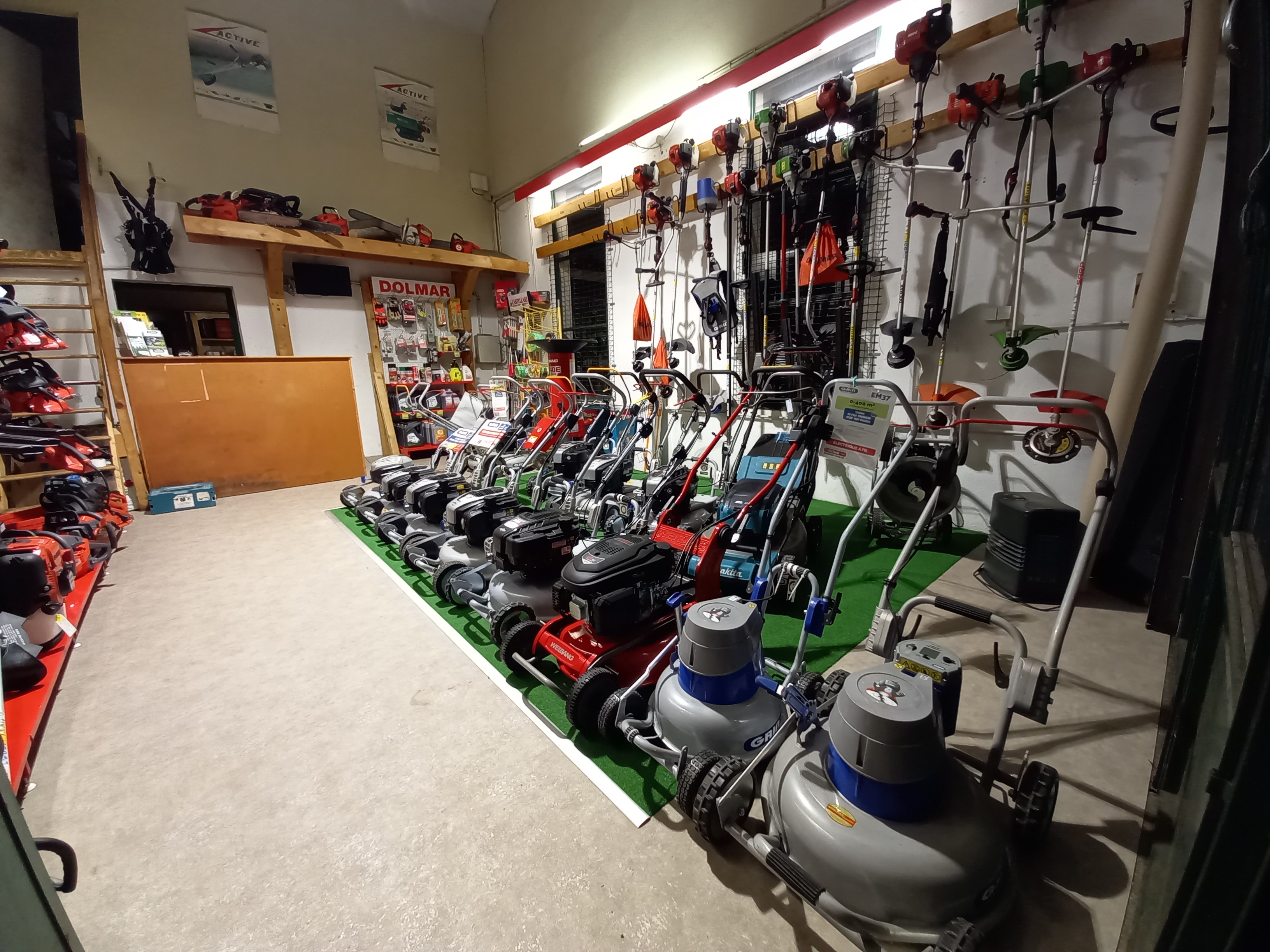 Fonds de commerce en motoculture de plaisance à vendre sur Groisy

Magasin + atelier SAV – Groisy, pays de Filière 

⭐ Opportunité rare : commerce de motoculture reconnu depuis près de 18 ans, bénéficiant d’une clientèle fidèle et d’un emplacement stratégique à Groisy près d'une déchetterie, d'une jardinerie et d'un supermarché.

Le commerce est spécialisé dans la motoculture de plaisance, comprenant la vente, l’entretien et la réparation de matériel pour le jardin et les espaces verts.

L'entreprise dispose d’une forte notoriété locale et d’une clientèle d'environ 5000 personnes régulière de particuliers, de collectivités et de professionnels.


🔧 Activité
Le commerce développe une activité complète autour de la motoculture :
🌿 vente de matériel de motoculture
🔧 entretien et réparation (atelier SAV)
🧰 vente de pièces détachées
⛽ Vente de consommables, huiles, carburant, fil de débroussailleuse, protection...
🚜 La location de matériels, tondeuse, motobineuse, broyeur, scarificateur...

Distribution de marques reconnues du secteur telles que Echo, Makita, Cub Cadet, Segway, iseki, sabre France ainsi que d’autres marques professionnelles.

📍 Le local
Local commercial d’environ 140 m² comprenant :
🛍 espace magasin
🔧 atelier de réparation équipé
📦 zone stockage
🔩 Zone pièces détachées


Le site dispose également :
🚗 parking privatif avec zone de déchargement 
👀 excellente visibilité commerciale
📍 emplacement sur un axe très fréquenté environ 12000 voiture par jour.
💰 Loyer mensuel : 1257 € ttc

👨‍🔧 L’équipe
L’activité fonctionne actuellement avec un mécanicien expérimenté et une vendeuse, disposant de nombreuses années d’expérience dans la motoculture.

⭐ Les points forts
✔ entreprise reconnue depuis 2009
✔ clientèle fidèle et régulière
✔ emplacement stratégique avec forte visibilité
✔ atelier SAV opérationnel
✔ activité complète : vente, entretien et pièces détachées
✔ potentiel de développement en rajoutant un poste de mécanicien.

💰 Conditions de vente
💶 Prix du fonds de commerce : 70 000 €
📊 Chiffres d’affaires et informations complémentaires sur demande.
🤝 Accompagnement possible lors des premiers mois afin de faciliter la transmission de l’activité.

📩 Pour plus d’informations, n’hésitez pas à nous contacter.
📨 Premier contact souhaité via la messagerie.

motoculture, motoculture de plaisance, magasin motoculture, fonds de commerce motoculture, atelier motoculture, réparation tondeuse, réparation tronçonneuse, réparation débroussailleuse, vente tondeuse, robot tondeuse, tracteur tondeuse, tondeuse autoportée, matériel jardin, matériel espaces verts, matériel forestier, magasin jardinage, reprise commerce, reprise entreprise, commerce Haute Savoie, commerce pays de Filière, Iseki, John Deere, Echo, Oleo Mac, Weibang, Sarp, Segway, Briggs & Stratton, Kawasaki, Snapper, Cub Cadet, MTD, Roques et Lecoeur, Grin, Makita, dolmar, Kohler, Ferrari, tondeuse thermique, tondeuse batterie, robot tondeuse, débroussailleuse, tronçonneuse, taille haie, souffleur, motobineuse, motoculteur, broyeur végétaux, matériel jardin