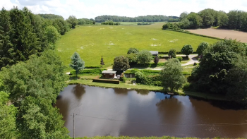 CAMPING FAMILIAL avec HLL & ETANG
Propriété exceptionnelle à exploiter en camping familial sur plus de 6 Ha. Prix :

Jolie vue, calme absolu.
Bordé par une petite rivière du Morvan, ce domaine se compose d'un étang de pêche d'environ 5000 m² de superficie, d'habitations légères de loisir, d'un mobil home, d'emplacements divers pour caravanes et aires de camping
Sanitaires avec douches, lavabos et WC sur le terrain.
Point de vidange pour camping-car.
Le chalet comprenant, 1 véranda très lumineuse sur parquet, grandes baies vitrées, coin lave-linge, cuisine aménagée et équipée, salle à manger, 2 chambres, douche, WC.
Un superbe environnement en pleine nature.