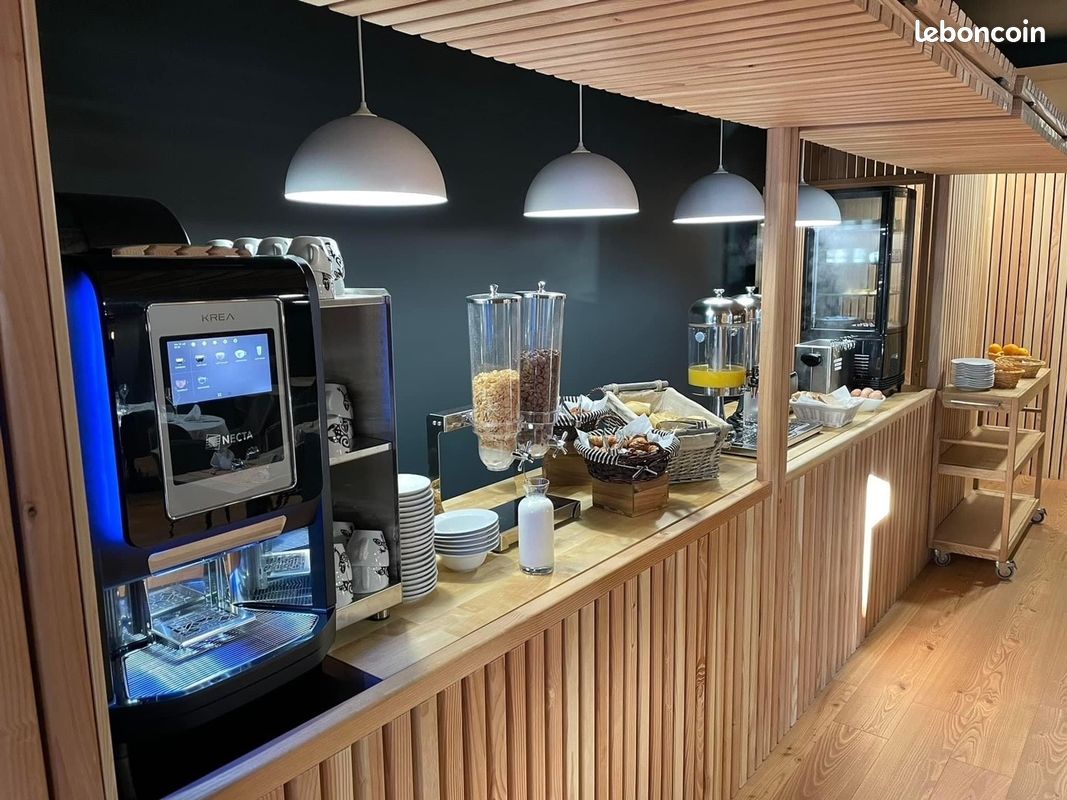 HÔTEL/RESTAURANT À VENDRE – FONDS DE COMMERCE + BAIL COMMERCIAL ou FONDS DE COMMERCE + MURS – BUSSANG (VOSGES)

🚨 Une occasion à saisir pour les professionnels de l’hôtellerie et de la restauration !
Nous proposons à la vente le fonds de commerce de l’Hôtel du Tremplin, un établissement 3 étoiles à Bussang, en plein cœur des Vosges 🌲⛰️

👉 Vous reprenez un établissement clé en main :
🏨 10 chambres d’hôtel *** – 23 couchages
👨‍👩‍👧‍👦 2 chambres d’hôtes familiales – 8 couchages
🍽️ Bistrot & Restaurant 60 places – cuisine professionnelle équipée
🍷 Licence IV

💰 Conditions de vente :
• Prix du Fonds de commerce à vendre : 140 000 €
• SI Bail commercial : 4 000 € HT/mois
• Garantie demandée : 3 loyers
• Emplacement stratégique et clientèle toute l’année
• Prix des Murs : 550 000 €

📍 Emplacement idéal pour une reprise en toute sérénité.
🤝 Accompagnement possible au démarrage

✅ Idéal pour un chef.fe, un couple ou un repreneur(se) motivé(e) ayant un projet solide et un apport personnel.

📞 Intéressé(e) ? Contactez-nous en message pour plus d'infos !
📧 hoteldutremplin@gmail.com

📸 Photos sur demande – Visite sur place possible

#Hôtellerie #AchatFondsDeCommerce #Vosges #HôtelRestaurant #Investissement #Bussang #RepriseEntreprise #LocationGérance
