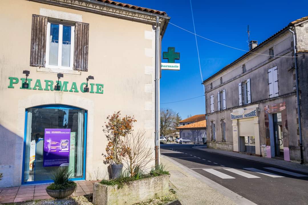 Bonjour à tous . Nous sommes une petite commune de 500 habitants et à l' heure actuelle où des villages de 1000 habitants n' ont même plus une boulangerie nous avons presque tout dans notre petit hameau ( boulangerie - superette - restaurant -station service -boucherie charcuterie traiteur - poste - gendarmerie - crédit agricole -magasin de matériaux Batiland - 1 groupe scolaire avec 110 enfants - 1 maison de santé avec 1 médecin - 1 IPA - 2 infirmières - 1 kiné et aussi 1 pharmacie qui est notre grand souci à ce jour car notre pharmacienne part à la retraite en fin d' année sans avoir trouvé de repreneur . Tout notre bourg pourrait en 
être complètement déstabilisé si nous perdions ce commerce essentiel à la vie quotidienne . 
Je pense même qu'un petit reportage pourrait être réalisé . Beaucoup de villages en France aimeraient avoir les mêmes services . Merci pour le soutien que SOS VILLAGES nous apportera .
Bien amicalement et à bientôt .