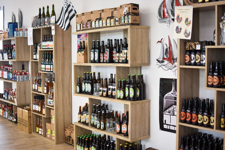 Fonds de commerce magasin spécialisé Breton dans les Côtes d'Armor, (épicerie fine, prêt à porter, décoration d'intérieur, senteurs, cosmétiques). Très beau magasin, très propre et très agréable sur une surface de 475M2 avec réserve et bureau, parking avec place PMR, emplacement route des plages. 
Magasin refait à neuf avec parquet, éclairage leds, chauffage. Loyer 3 300€TTC
Prix vente 29 000€ tout équiper (meubles, informatique, rayonnage, clé en main) + stocks en option.
1 CDI 30H + 1 alternance jusqu'à fin août 2025.