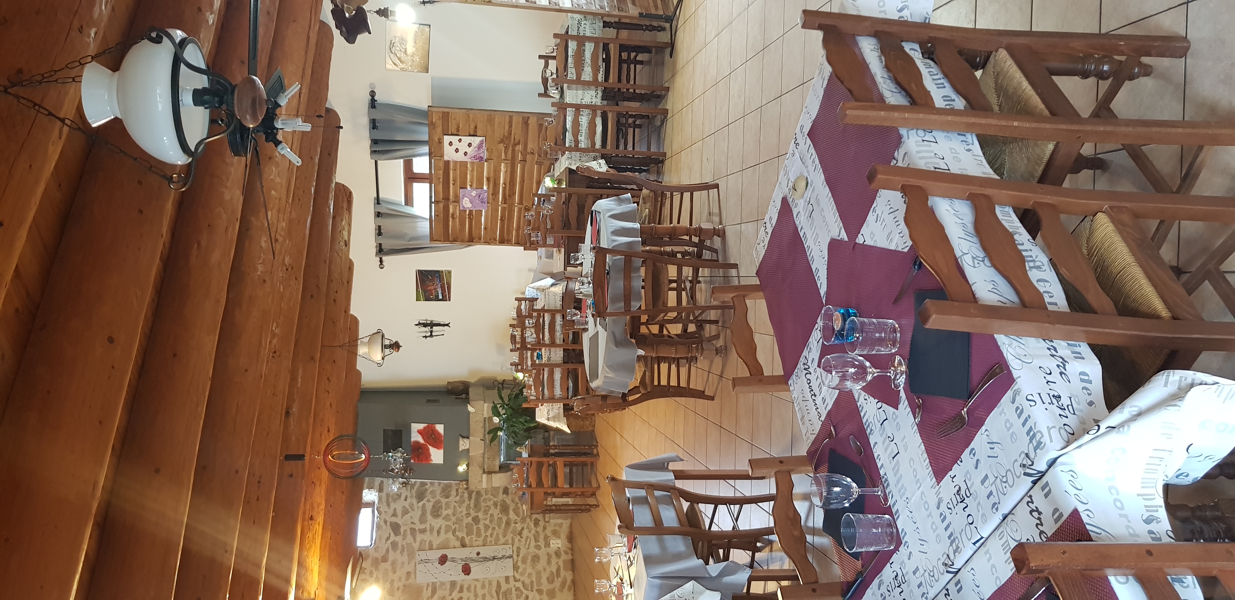 Vends fonds de commerce bar restaurant prix sacrifié cause santé. Idéal pour un couple. Salle 60 couverts plus terrasse 20 couverts. Four à pizza au bois  cuisine aux normes bonne clientèle   très touristique en été. Ouvert toute l année 
Prix du loyer 650euros (murs + licence 4)