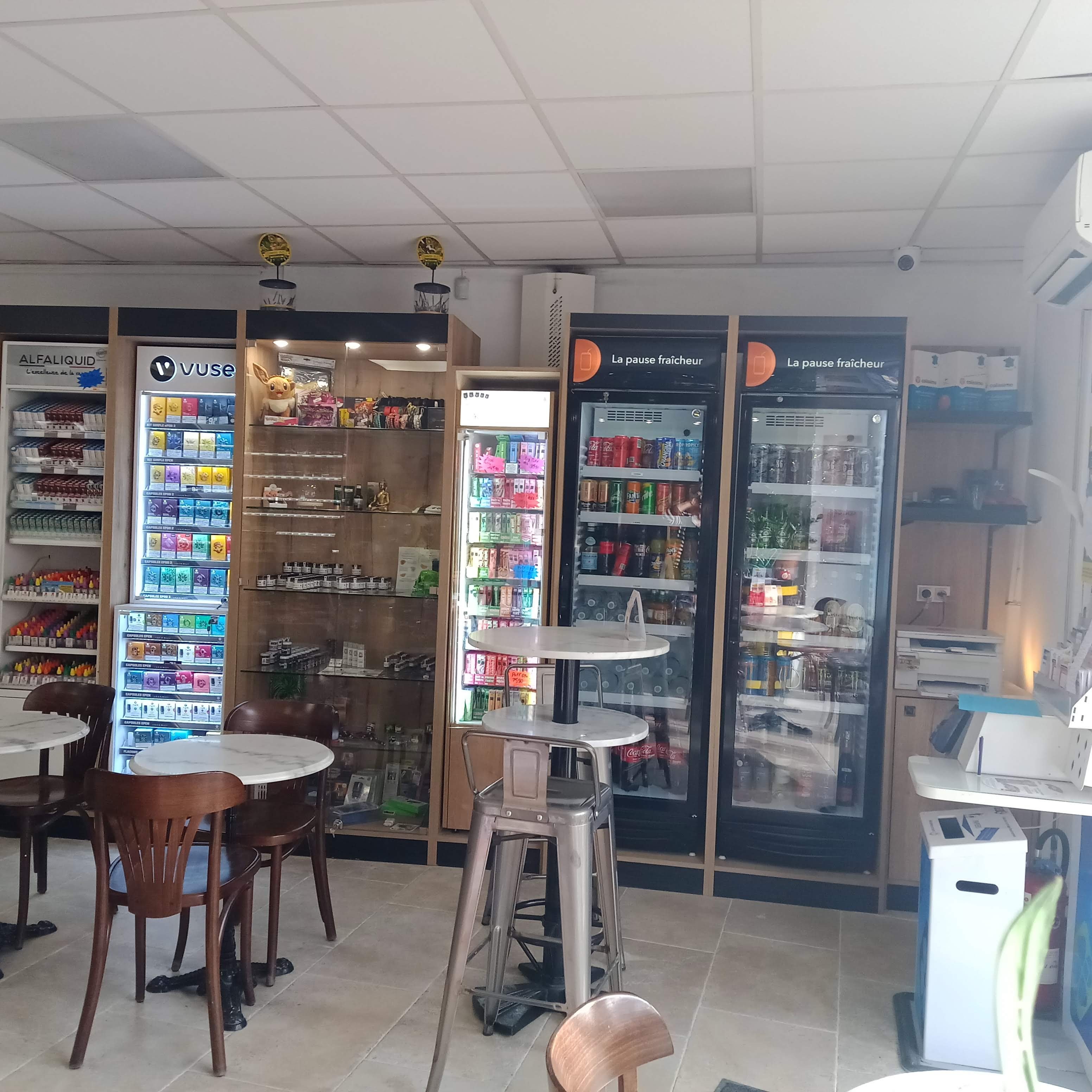 À vendre, fond de commerce Bar Tabac de la Poste idéalement situé à Apt, ville dynamique et touristique du Luberon.
Énorme potentiel de développement commercial 

 Emplacement Stratégique :
Situé sur l’artère principale de la ville, ce Bar Tabac bénéficie d’une excellente visibilité et d’un flux constant de clientèle.
À proximité immédiate de La Poste et de nombreux commerces, l’établissement profite d’un passage régulier, renforcé par l’attractivité touristique du secteur et par le marché hebdomadaire (à 200 m).

 Accessibilité :
-     Places de stationnement “arrêt minute” à proximité
-     Grand parking à 20 m (100 places)
-     Accès et établissement aux normes PMR

 Clientèle :
-     Fidèle et régulière
-     Locale et touristique
-     Habituée à une offre diversifiée
-     Établissement très bien noté (4,7 ★ sur Google)

 Activité :
-     Bar (Licence IV)
-     Tabac
-     FDJ
-        Compte Nickel
-        Cadeaux, Souvenirs
-        Photocopie
-        Epicerie fine
-        Confiserie
-        Papeterie
-        Articles fumeurs
-        CBD et accessoires
-     Vape et accessoires     
-     Presse réduite  

 Le commerce :
-     Entièrement rénové en 2023
-     Aucun travaux à prévoir
-     Divisé en 4 espaces :
Espace de vente : 54m²
Réserve / magnifique cave : 54m²
Bureau
Terrasse ombragée (une dizaine de places assises)
-     Fermeture le Dimanche et le Samedi après midi

 Fort potentiel de développement :
-     Offre snacking / planches midi & soir
-     Organisation de soirées / animations
-     Développement de la gamme presse
-     Extension de l’offre cocktails et produits à marge

Vente cause départ retraite Tabac . Affaire saine,  Coup de cœur, clé en main, idéale pour un couple.