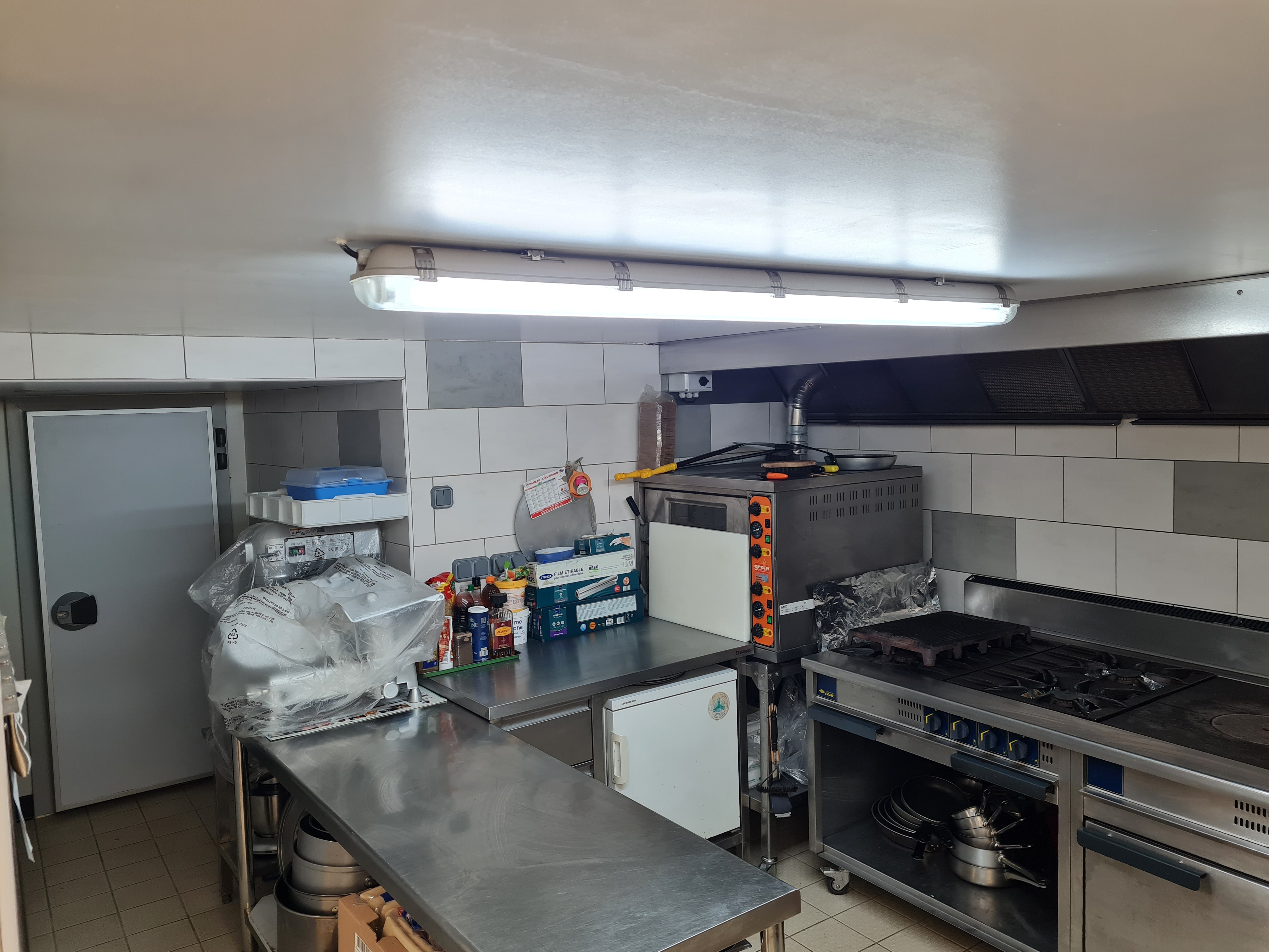 OPPORTUNITE A SAISIR CAFE / RESTAURANT

 

Commerce multiservices exploité depuis 8 ans sur Maresché avec dépôts (pain, journaux, gaz, tabac), dans le centre-bourg du village, à proximité écoles (50 m) avec ramassage scolaire pour collèges et lycées, proche de la mairie et d’une sortie de l’autoroute A28 (2km) entre Le Mans et Alençon.

Facilité de stationnement.

Clientèle familiale et fidèle au quotidien + clientèle de passage.

Capacité de 50 places assises en salle, 10 au bar et 14 places et + en terrasse.

Etablissement prêt à travailler, vendu avec le mobilier, équipement professionnel aux normes, licence IV.

 

Idéal pour couple ou personne seule voulant s’installer dans une activité de proximité avec un vrai potentiel de développement (nombre de couverts, Française des Jeux…).

 

Le prix comprend :

-Les murs avec un logement de 3 chambres (possibilité 4ème), WC et SDB séparés, grenier, salle à manger et coin repos. Surface de 85 m² loi Carrez, terrain de 660 m², 2 garages et cave.  Chauffage fioul et bois. Estimation à 160 000 €.

-Le fonds de commerce avec bar, salle de restaurant, cuisine professionnelle et son équipement aux normes, réserve, terrasse exposée plein sud d’une capacité minimum de 14 places. Surface ~ 100 m². Estimation à 85 000 €.
 

Données comptables disponible sur demande. 
Affaire a taille humaine!!