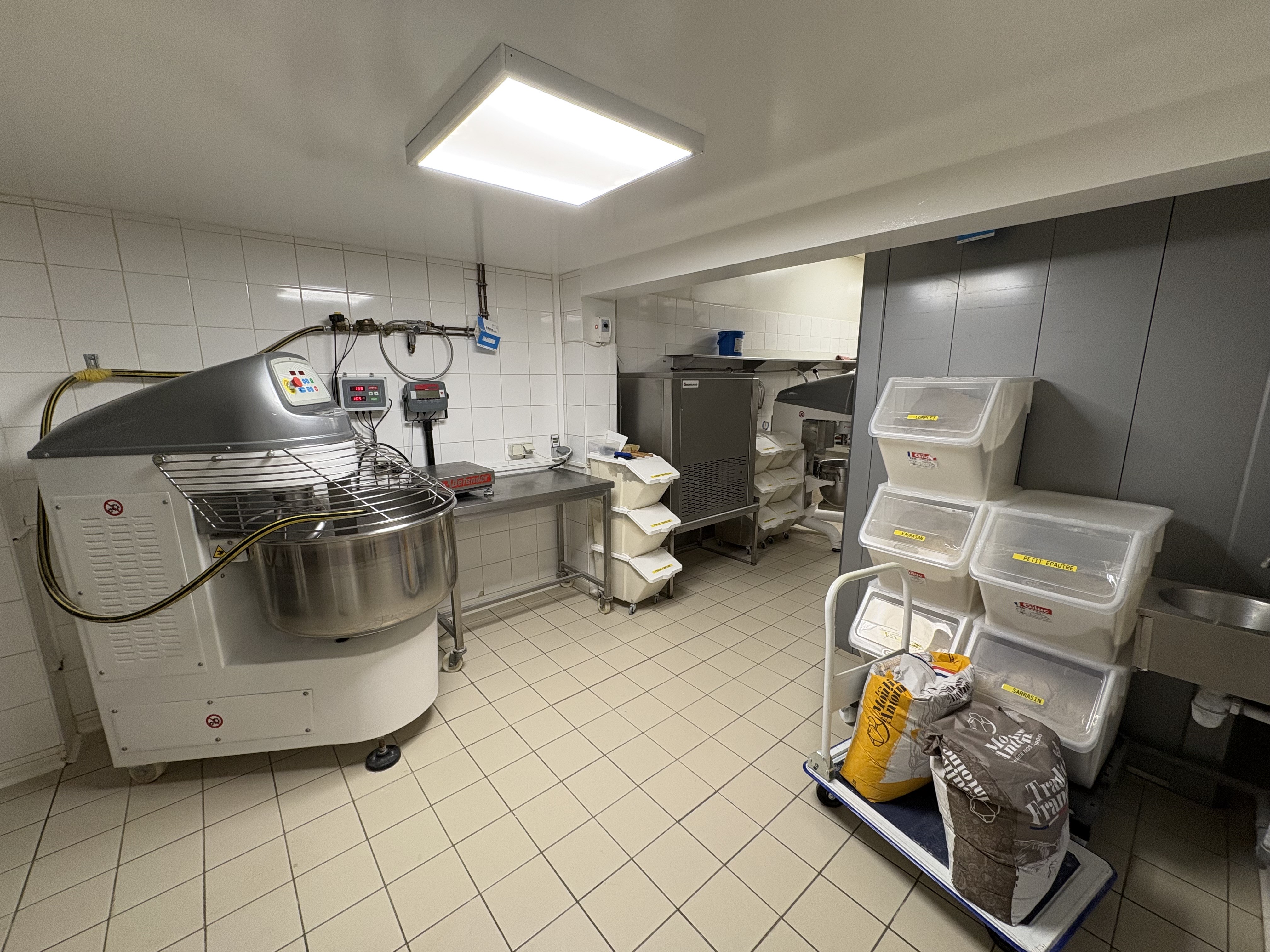 A VENDRE CAUSE DEPART EN RETRAITE.

A céder fonds de commerce de Boulangerie Pâtisserie Snacking situé dans l'un des plus beaux villages de France, au cœur de l'Aveyron, sur un axe passant à très forte fréquentation.
Emplacement stratégique, parfait pour une activité de commerce de proximité, attirant aussi bien la clientèle locale que touristique.
Local de 150m², bien aménagé et équipé de matériel de qualité, prêt à être exploité immédiatement.
Un grand parking se trouve face à la boulangerie facilitant l'accès et le stationnement pour les clients. 

Un jour de fermeture hebdomadaire et 6 semaines de congés par an.