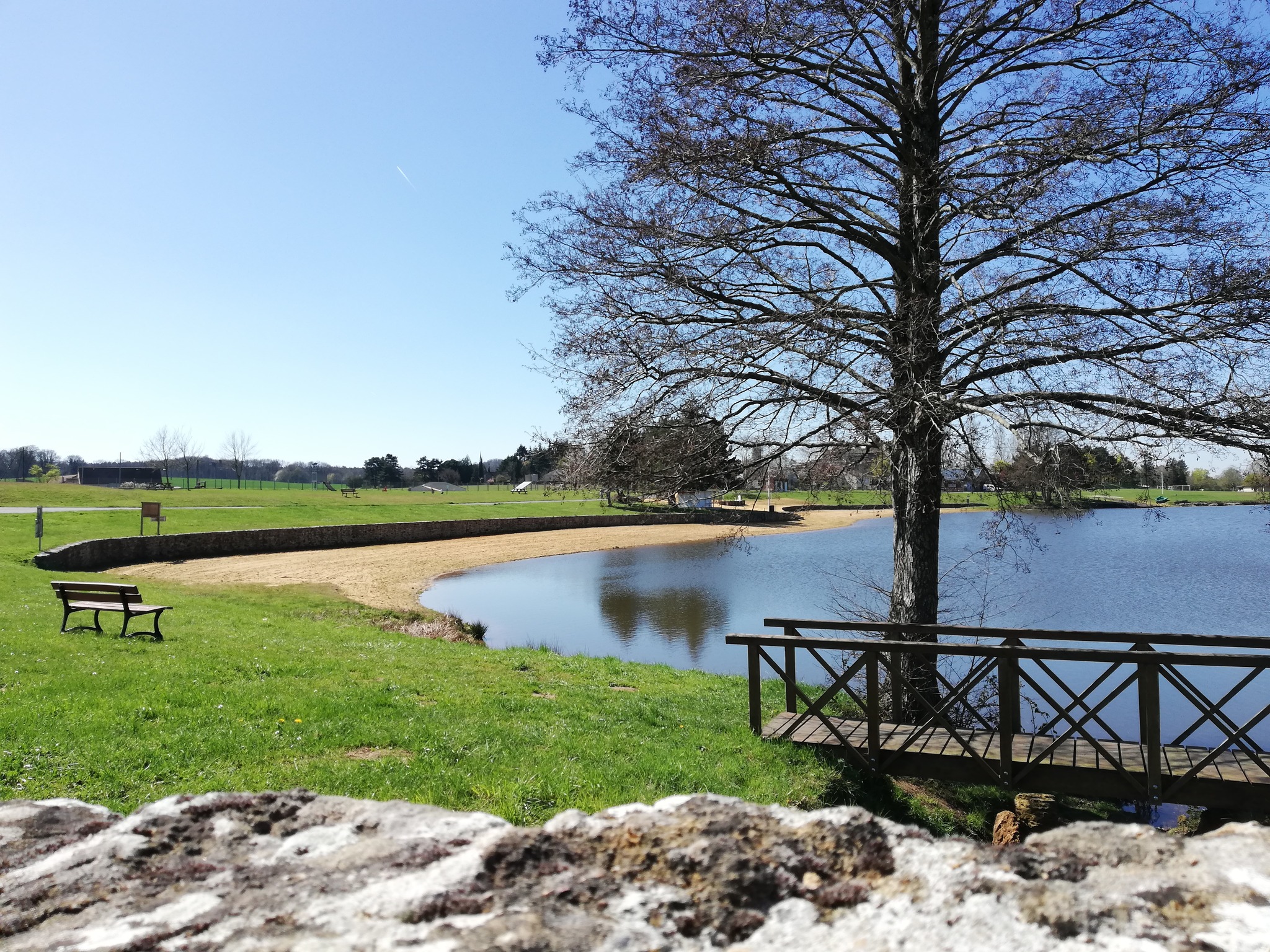 Situé dans la Sarthe, au cœur d’un environnement naturel privilégié et à proximité immédiate de la base de loisirs du village, cet ensemble immobilier se compose de 11 chalets entièrement équipés et d’une salle polyvalente, le tout implanté sur une parcelle d’environ 1,75 hectare.

Description du bien :

Les chalets, pouvant accueillir jusqu’à six personnes chacun, sont exploités tout au long de l’année sous l’enseigne « Les Maisonnettes du Lac ». L’un d’entre eux est aménagé pour les personnes à mobilité réduite. L’ensemble bénéficie d’un cadre paisible et verdoyant, à deux pas d’un plan d’eau aménagé pour la baignade et d’activités de plein air (canoë, pédalo, tennis, VTT, etc.).

L’exploitation, actuellement en activité, offre une capacité d’accueil adaptée aussi bien aux séjours touristiques qu’à l’organisation d’événements privés ou professionnels (réunions, séminaires, mariages). La salle polyvalente attenante permet de diversifier les usages et de renforcer l’attractivité du site. La salle comporte une terrasse ce qui permet de doubler la capacité assise (en ouvrant les baies vitrées de la salle) par beau temps.

La vente porte à la fois sur les murs et sur le fonds de commerce, représentant une opportunité rare pour un investisseur ou un exploitant souhaitant reprendre une structure clé en main, déjà reconnue localement et disposant d’un réel potentiel de développement.

Grâce à son emplacement idéal, son environnement naturel préservé et ses installations déjà opérationnelles, « Les Maisonnettes du Lac » constituent une belle opportunité d’investissement dans le domaine du tourisme et de l’hôtellerie de plein air.

Surface du bien :

Surface des locaux : 343 m²
Surface du terrain : 1,75 ha

Localisation :

Village de chalets situé à une vingtaine de kilomètres de l'autoroute A11 (sortie n°5). 

Conditions d'acquisition :

Vente murs et fonds.
470 000 euros pour les murs et 120 000 euros pour le fonds de commerce. 

Caractéristiques / Atouts :

- Base de loisirs à proximité
- Salle polyvalente d'une capacité de 50 personnes à proximité