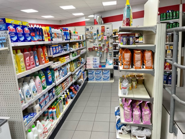 A vendre fond de commerce supérette alimentation générale située dans un bourg en périphérie immédiate d'Alençon 61. Commune de 2400 habitants dynamique avec toutes commodités desservie par les transports en commun et située sur une route passagère.
 Petit commerce de proximité local d'environ 120 mètres carrés.
 Equipements : vitrine réfrigérée fermée, rayon fruits et légumes , fromage à la coupe, produits locaux, dépôt de pain quotidien, gaz, relais Colis (Mondial Relay).
Salle privative (bureau) attenante avec des parties communes, réserve, Bâtiment sous la Mairie 
Petit parking devant le magasin. 
Loyer modéré, aucun investissement matériel à prévoir. Ouvert du lundi au samedi midi. Vacances annuelles. 
Possibilité en complément d'ouvrir le samedi après-midi et le dimanche matin. Bon bilan.