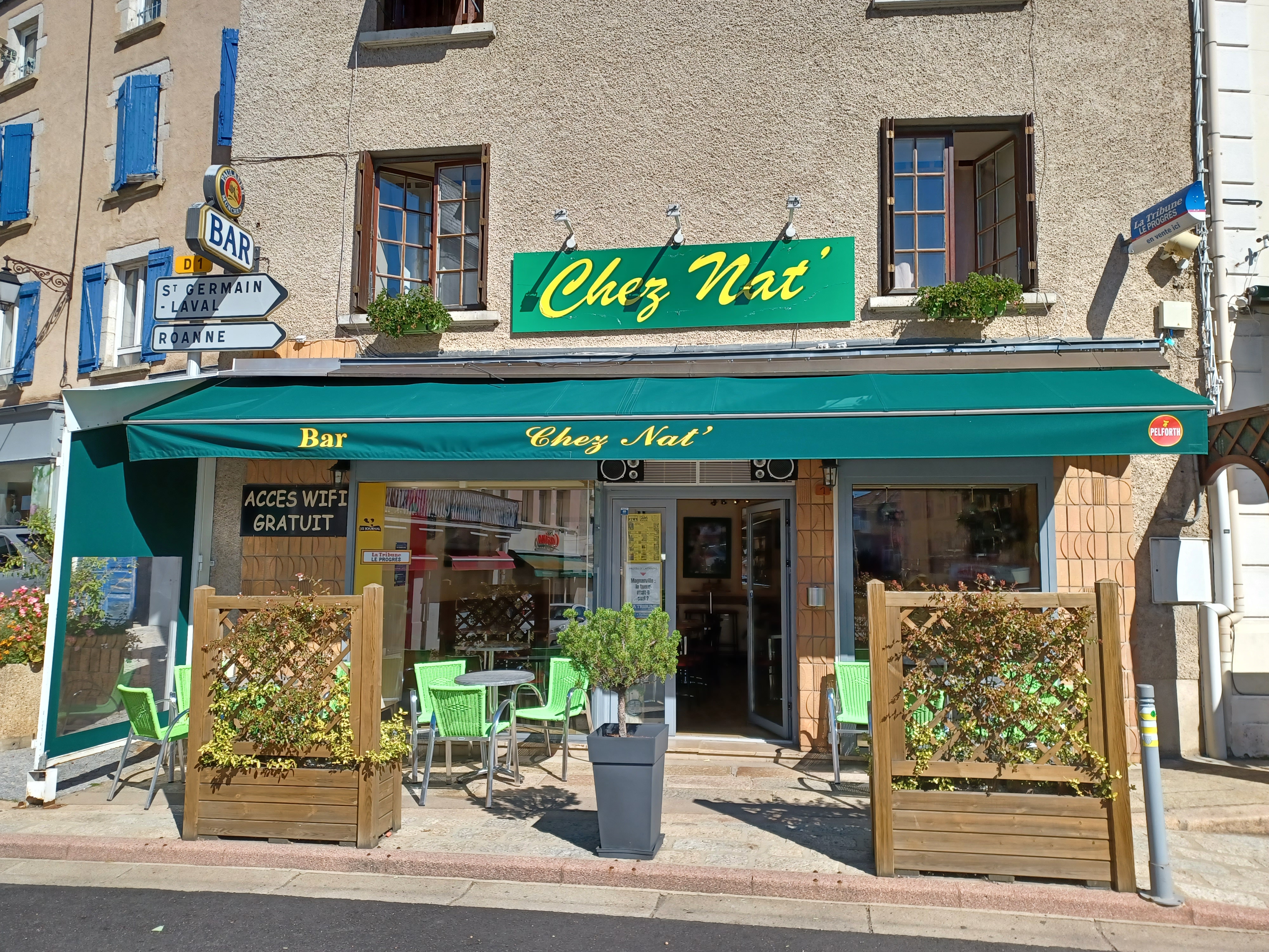 Description de l'activité
Les activités
Débit de boissons (licence IV) + Journaux du jour
Commerce repris en 2014 - vente fonds cause départ à la retraite très prochainement.

Effectif : La chef d’entreprise + une salariée à 40h/mois depuis le 01/01/2023

Salle pouvant accueillir 30 places assises + 6 places au comptoir
10 places en terrasse. Mobilier changé en 2018
La machine à café, le moulin et la tireuse à bière sont de la propriété du brasseur
Clientèle locale.
Commerce ouvert de 6h30 à 20h30 ; fermeture mercredi après midi et dimanche après-midi

Le Chiffre d'affaires est en progression ces 3 dernières années.

Description du local
Le propriétaire propose une location du local commercial au RDC + appartement situé en R+1 et R+2 pour 760€/ mois

Pour le Bar :
=> Salle de bar 52 M2
=> Patio 35 M2
=> Terrasse 15 M2
=> Cuisine 15 M2
=> Toilette 3,5 M2
=> Cave 25 M2

Chauffage au Fuel pour le bar et le 1er Etage et convecteur électrique pour le reste.

Modalités financières
Location : 800€/mois (le cédant n'est pas propriétaire des murs) 

Vente fonds de commerce : 35 000 € négociable 

CA 2022 : 66 000 €
CA 2023 : 70 250 €
CA 2024 : 72 100 €
CA 2025 :  à venir très prochainement 

Aides financières territoriales 
Exonération totale d’impôts pendant 5 ans (zonage FRR)

En cas de travaux d'aménagement ou achat de matériel professionnel , subvention possible de 20% de la région et 10 % de la Communauté de Communes possible dans la limite de 10 500€ d'aides.  et avec un minimum de 10 000 € HT de dépenses.