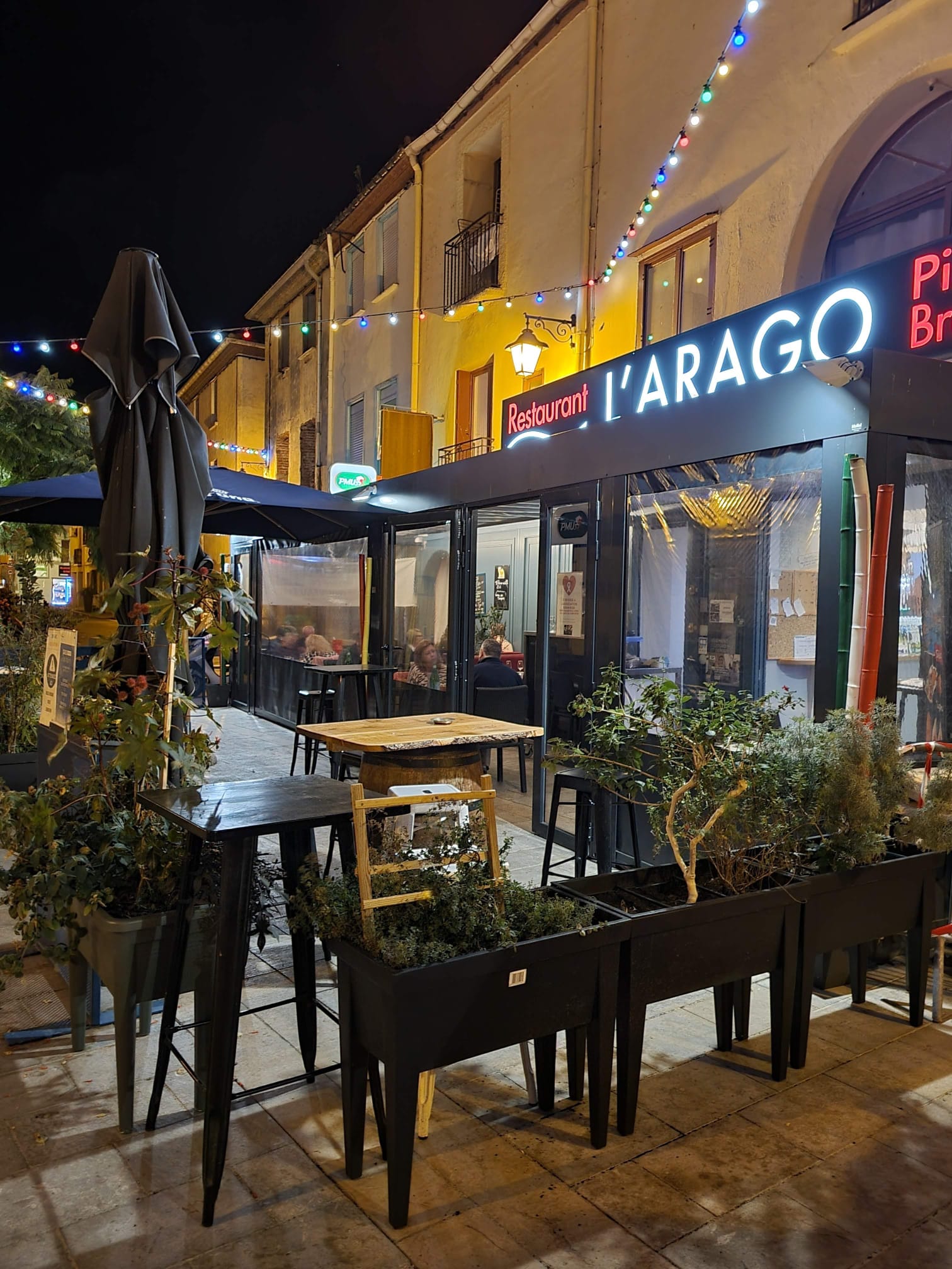 Opportunité Unique dans les Pyrénées-Orientales : Restaurant Pizzeria avec Logement, à deux pas des Plages !

Saisissez l'opportunité de reprendre un charmant Restaurant Pizzeria avec Licence IV en location et logement de fonction idéalement situé dans un village dynamique du Vallespir, à seulement 5 minutes des plages prisées du littoral des Pyrénées-Orientales.

Niché sur une agréable place piétonne à forte affluence, cet établissement bénéficie d'une activité à l'année, avec un service midi et soir. Imaginez : des déjeuners ensoleillés et des dîners conviviaux, 6 jours sur 7 (fermeture le lundi et mardi midi).

Laissez-vous séduire par ses espaces accueillants :

Deux salles intérieures chaleureuses pouvant accueillir jusqu'à 40 couverts. Une véranda lumineuse de 35 places, idéale en toute saison. Une terrasse extérieure ensoleillée de 100 places, parfaite pour profiter de l'ambiance estivale. Un coin bar convivial pour des moments de détente. Avec une superficie de 70 m² et une vitrine linéaire de 10 mètres, la visibilité est optimale. Le chiffre d'affaires se répartit harmonieusement entre la restauration (70%), la vente à emporter de pizzas (10%) et la limonade (20%).

Dynamisez votre activité grâce aux soirées à thème du vendredi soir, mettant à l'honneur une savoureuse cuisine italienne, fidélisant ainsi une clientèle locale et touristique.

LICENCE IV en location

Profitez d'un ticket moyen attractif :
 
Hors saison : 15€ le midi et 25-30€ le soir. Haute saison : 22€ le midi et 35€ le soir. L'équipe en place est compétente et motivée, comprenant l'exploitante actuelle en cuisine, un cuisinier en CDI et 3 CDD saisonniers au service.

Un bail commercial neuf vous sera octroyé lors de la cession, avec un loyer annuel de 19 200€ incluant le logement de fonction de type T3 et un garage Indépendant de 35m² pour le stockage et les deux chambres froides.  Un avantage considérable !

Chiffre d'Affaires 2024 : 355000€ Prix de vente du fonds de commerce : 240 000€

Opportunité rare : Possibilité d'acquérir les murs pour 290 000€ supplémentaires.

Cession cause problème de santé.

N'attendez plus pour donner un nouvel élan à votre projet de restauration dans un cadre de vie privilégié !