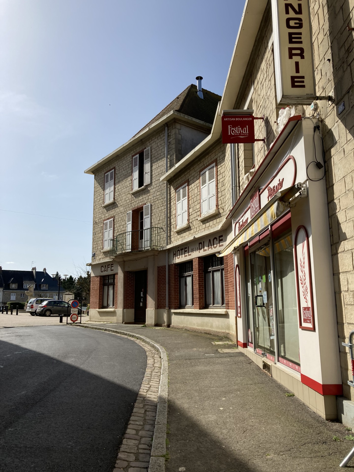 Dans le cadre de sa démarche de redynamisation du centre-bourg, la commune de THURY-HARCOURT-LE-HOM, en partenariat avec la FONCIERE DE NORMANDIE, lance un appel à candidatures pour l’installation d’un artisan boulanger-pâtissier.

Un local commercial entièrement réhabilité, idéalement situé en plein cœur de la commune, sera mis à disposition du futur exploitant. Moderne, fonctionnel et adapté à l’activité, ce local est pensé pour offrir des conditions optimales à l’exercice du métier.

L’ouverture de la boulangerie est prévue pour septembre – octobre 2025, afin de répondre aux besoins des habitants et de renforcer l’attractivité commerciale du centre-ville.

Le professionnel retenu signera un bail commercial de type 3/6/9, avec un loyer abordable, fixé dans une logique de soutien à l’installation durable de l’activité.

Les conditions à remplir sont :

Être titulaire d’un CAP Boulanger-Pâtissier ou d’un diplôme équivalent ;
Justifier d’une expérience solide dans la gestion d’un commerce de boulangerie-pâtisserie ou d’une activité similaire ;
Avoir une maîtrise des techniques artisanales de fabrication, ainsi qu’une bonne connaissance de la gestion d’un point de vente alimentaire.

Le cahier des charges est disponible à la mairie de THURY-HARCOURT-LE-HOM ou peut être obtenu par mail à l’adresse suivante : mairie@le-hom.fr

Les candidatures devront être déposées en main propre à la mairie au plus tard le lundi 23 juin 2025 à 12h00.