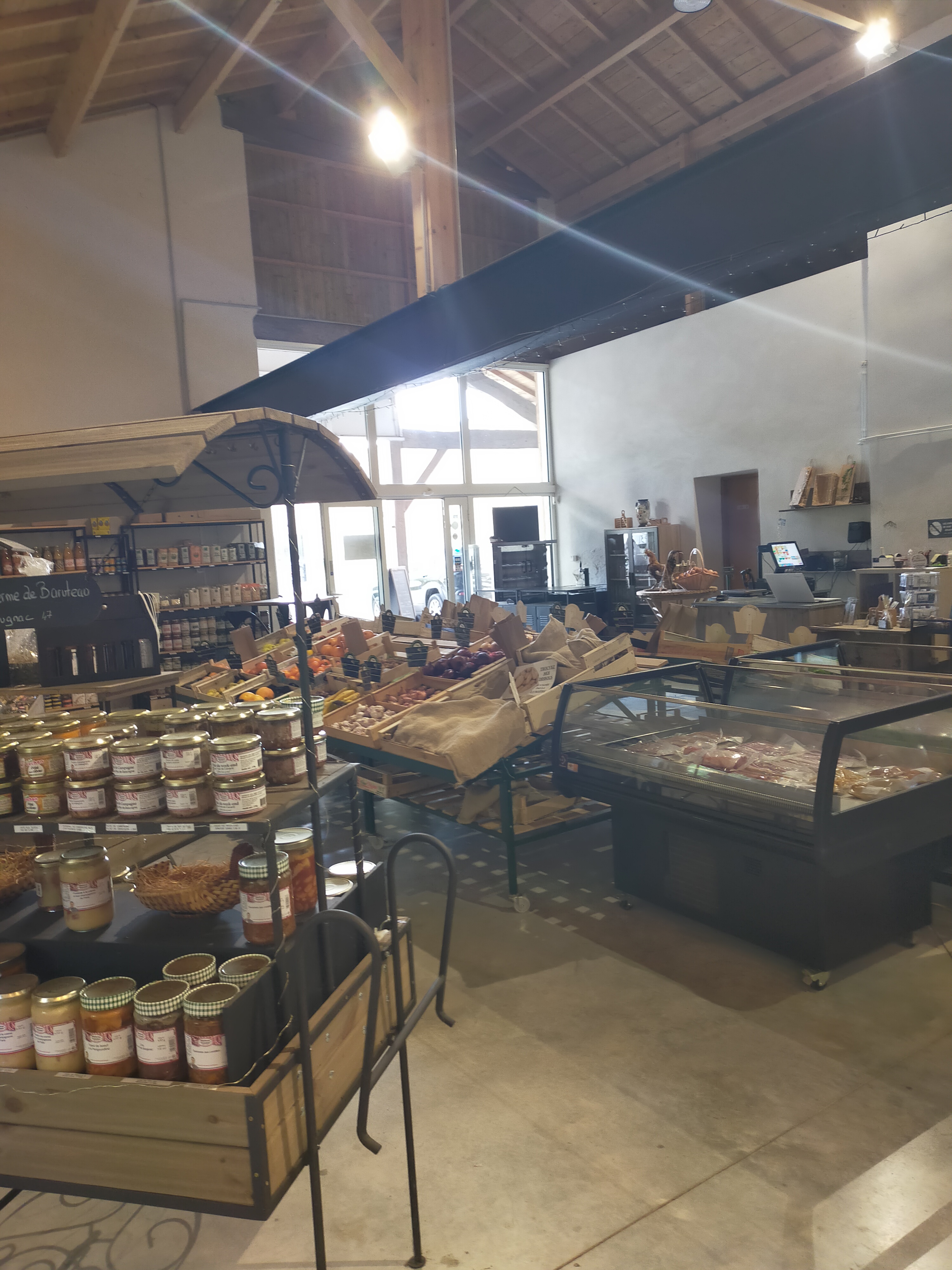 Vend fond de commerce 
Primeur, épicerie fine , dépôt de pain ,snacking ect ..
Dotée d 'une surface de 120m m2,
Équipée de frigos, congélateur, vitrine et chambre froide 
Bénéficie d'un parking privé 
Bail en cours loyer mensuel 1000 € TTC avec un logement attenant de 80 m2 et d' un jardin de 1000 m2
C'est une belle affaire à développer, à fort potentiel idéal pour un couple 
L épicerie est situé à Fauguerolles 47 lot et Garonne sur la départementale 813 très fréquentés
Pour tout renseignement complémentaire veuillez me contacter pour convenir d'un rdv 
( Aucun renseignement par téléphone)