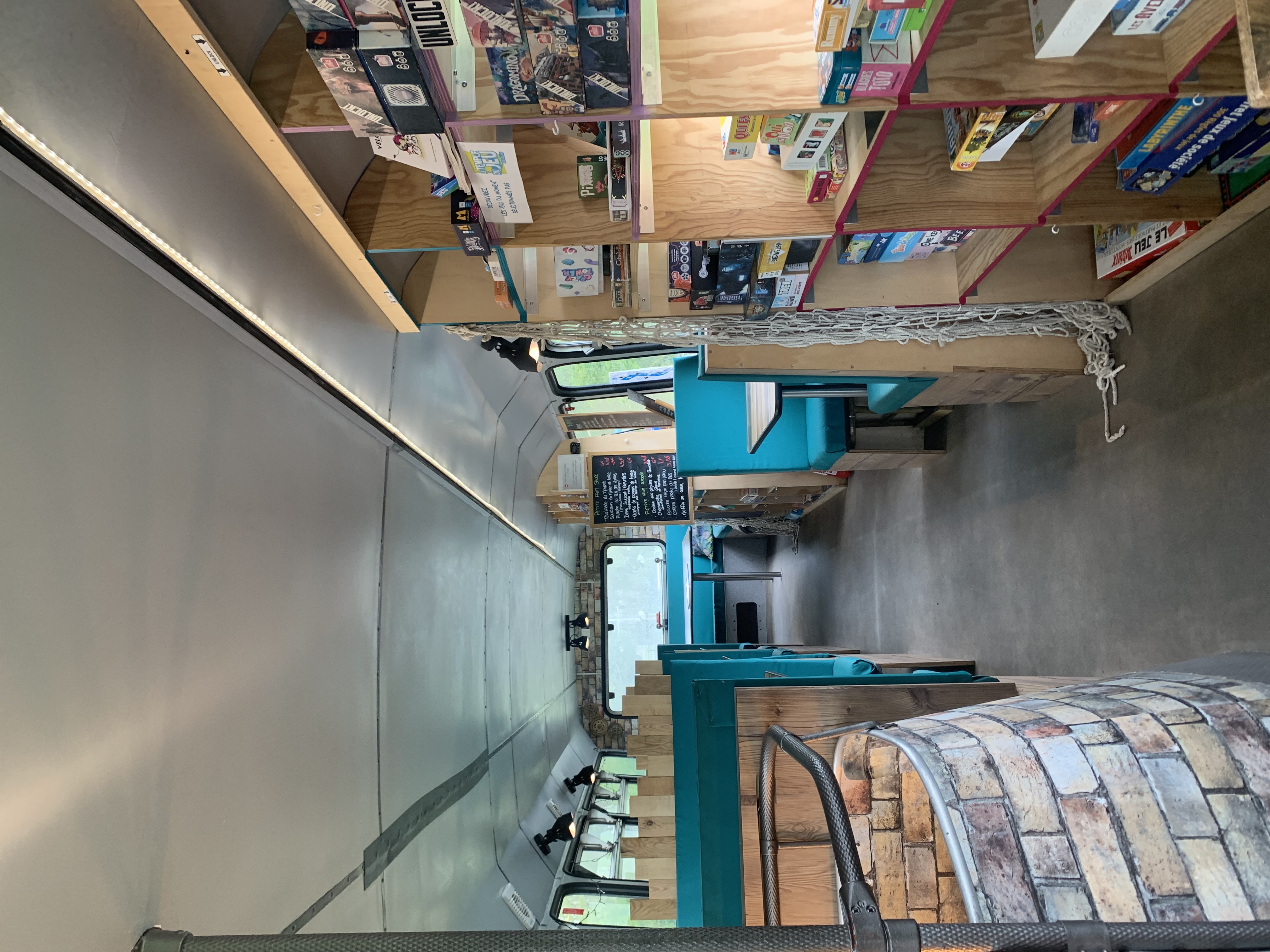 A VENDRE 

Bus impérial Anglais “Leyland Olympia 1990 Alexander” transformé en restaurant-bar à jeux nomades. 

Vous recherchez un concept unique en France ? 
Voici une pièce rare et emblématique qui attire l'œil et la curiosité grâce à une visibilité de loin et un concept très attractif.
Exploitable toute l’année grâce à sa salle de restaurant à l’étage du bus. 
Entièrement prêt à exploiter, clé en main sans travaux ni investissement supplémentaire. 

°Bus roulant, carte grise collection Française. Non assujetti au contrôle technique. Se conduit avec un permis poids lourd (catégorie C). 
°Bus équipé de panneaux solaires et de batterie lithium pour être en autonomie. 

Aménagement 
Au rez de chaussé (14m2 environ) ; cuisine professionnelle aménagée (four, plaque, hotte, table inox, plonge, frigo saladette, congélateur, frigo top, frigo bar, tireuse 2 becs, etc).
Ouverture latérale de 2 fenêtres (avantage : prise de commande, paiement et envoie plus fluide).
Atout : un WC autonome avec meuble lavabo et porte serviette. 

A l’étage 
Salle de restaurant confortable avec banquettes de 24 places assises répartie sur 7 tables. Chacune d’elles possède un éclairage et une prise électrique. 
2 grandes ludothèques comprenant environ 200 jeux de sociétés. 
Salle équipée d’une climatisation monobloc (ventilation idéale pour l’été) et d’un chauffage autonome à air pulsé au diesel (pour la saison hivernale).

Equipement extérieur 
Tables & chaises pliantes (une trentaine de places assises), touret, transat, 2 barnums, mange debout, jeux géants en bois. 


Chiffres :
Ouverture chaque semaine comprenant 2 journées complètes et 2 soirées. 

Année 2025 : Du 5 février au 31 décembre (fermé pendant 3 semaines)
Chiffre d’affaire : 105 742€
EBE : 26 497€

Bilan disponible à la demande. 

Offre : 
Fond de commerce : 85 000€
Rachat des actions : 10 000€


N’hésitez pas à nous contacter pour plus d'informations et nous demander l’annonce complète et détaillée de la vente.