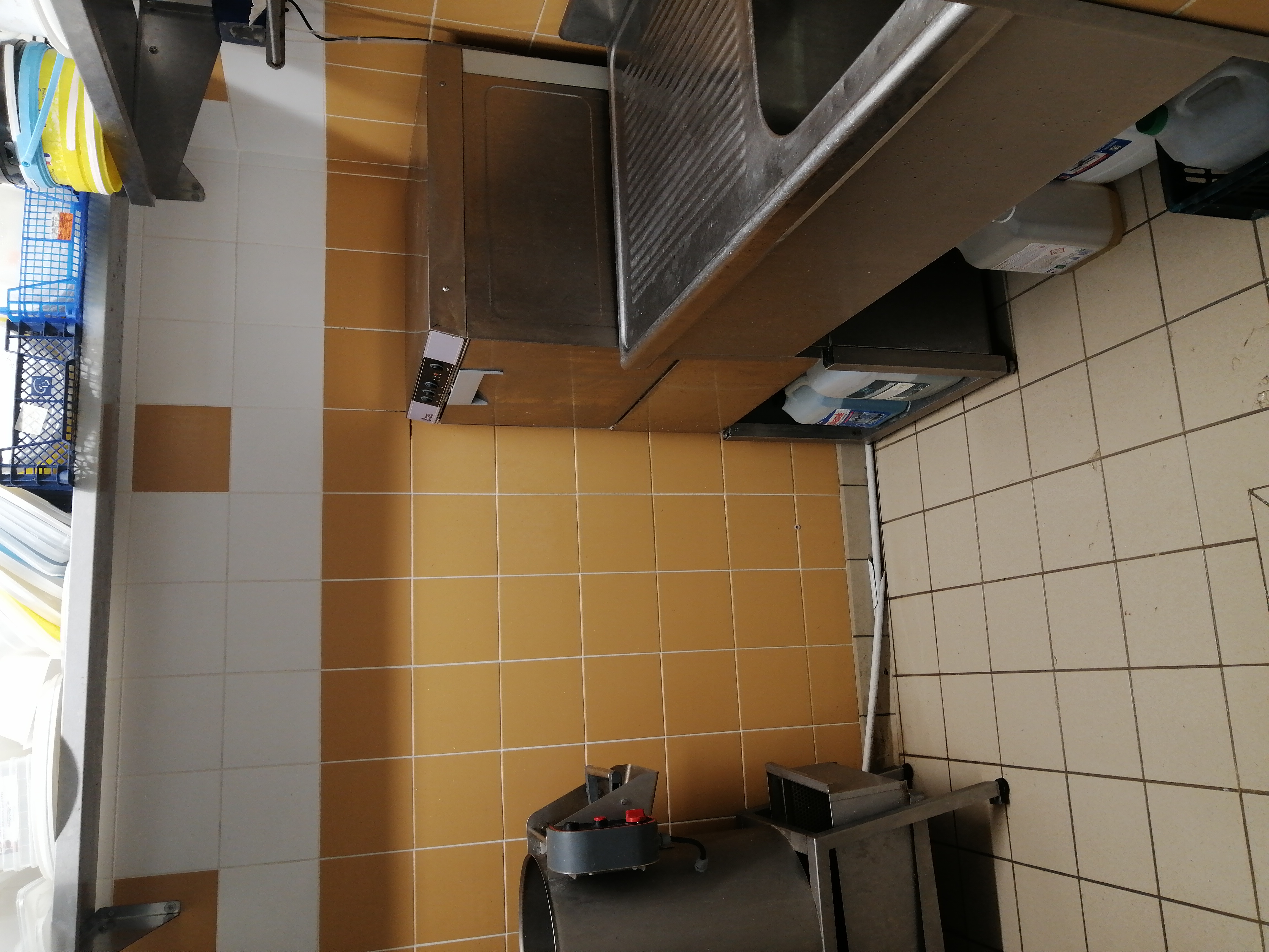 À vendre fonds de commerce boucherie-charcuterie-traiteur dans une commune dynamique élue Petite Cité de Caractère. 

Affaire tenue par un couple co-gerant sans salarié.

Suite à un problème de santé, depuis 2 ans, la boutique est ouverte uniquement les matins de 8h45 à 13h30 du mardi au samedi.

L'état de santé ne s'améliorant pas, nous recherchons un repreneur.

Malgré les horaires réduits, nous maintenons un chiffre d'affaire de 300000 euros HT. 
Il y a donc un très fort potentiel de développement.

Boutique de 30m2.
Labo très bien équipé, 2 fours professionnels, 1 fourneau, robot coupe, hachoir, batteur, cellule de refroidissement, machine sous vide, poussoir à saucisses, patateuse, plonge,... 
1 chambre froide, et des armoires réfrigérées negatives et positives.