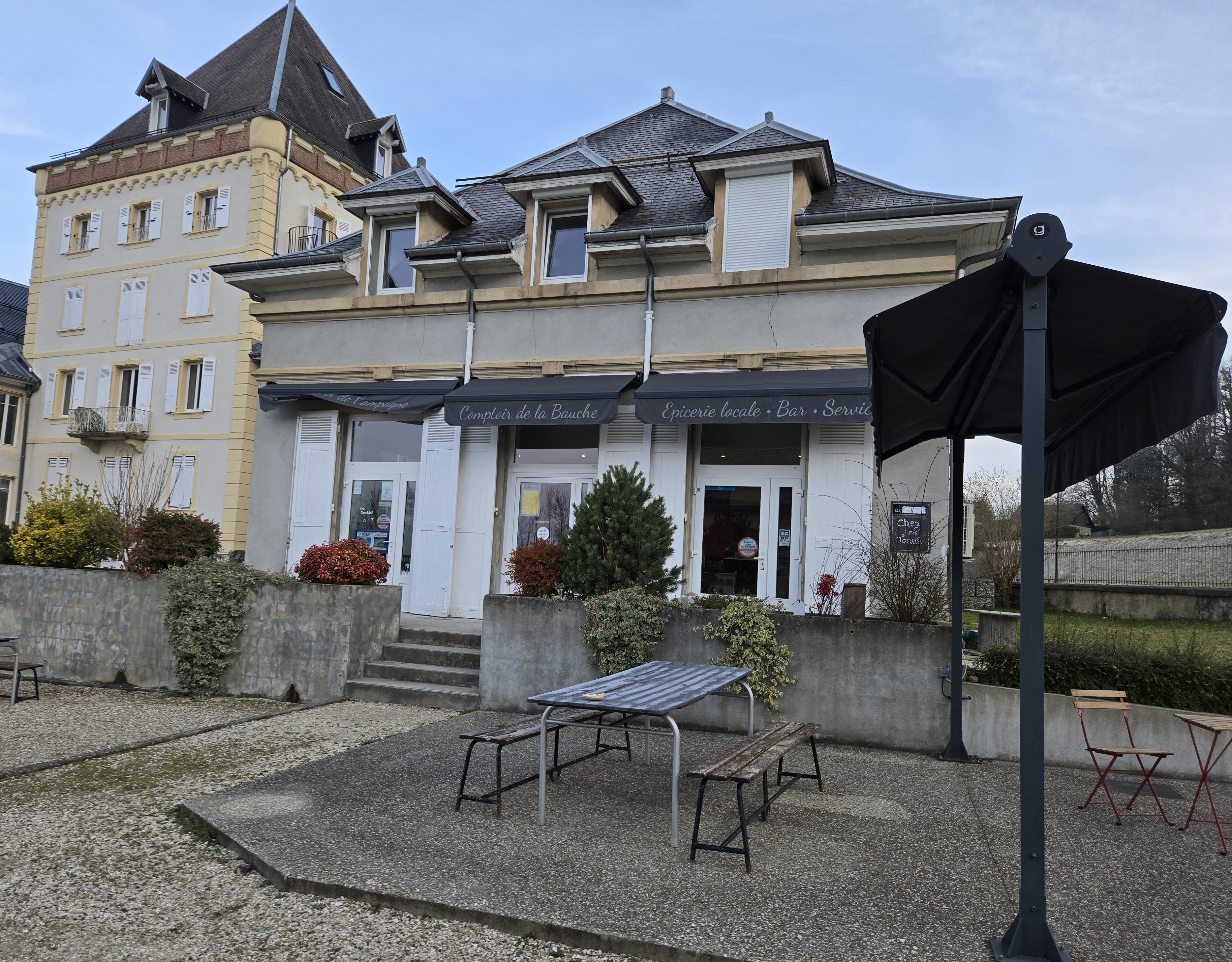 Remise en vente suite à acheteur non sérieux.
Surnommé "Le Château".
Fond de commerce épicerie multi-services (licence VI mise à disposition par la Mairie) FDJ, Gaz, dépôt de pain, bar, Poste, petite restauration, produits locaux, Dauphiné...
crêpes/gaufres, glaces...
Soirée à thème.
Forte demande pour développer la partie restauration (actuellement exploitée uniquement le dimanche midi).
Village de 600 habitants + alentours. 
Clientèle fidèle et touristique, cyclistes, motards...
Sur la route touristique, à 8 kms du Lac d'Aiguebelette en Savoie.
Belle et grande terrasse, un local  (avec point eau) pour commerce éphémère est disponible (source de revenus supplémentaires).
Logement 159 m2 comprenant la cuisine pro (matériel mis à  dispo par la Mairie) attenant au commerce de 100m2.
Bail 9 ans en cours.
Nouvelle Mairie mise en place.
Très belle affaire à développer dans un cadre bucolique.
CA 123200 € ttc.
La vente se fera uniquement avec des personnes sérieuses, désirant dynamiser et perpétuer la vie de village.
Les chiffres seront fournis avec clauses de confidentialité.
Curieux s'abstenir.
Vente pour autre projet.