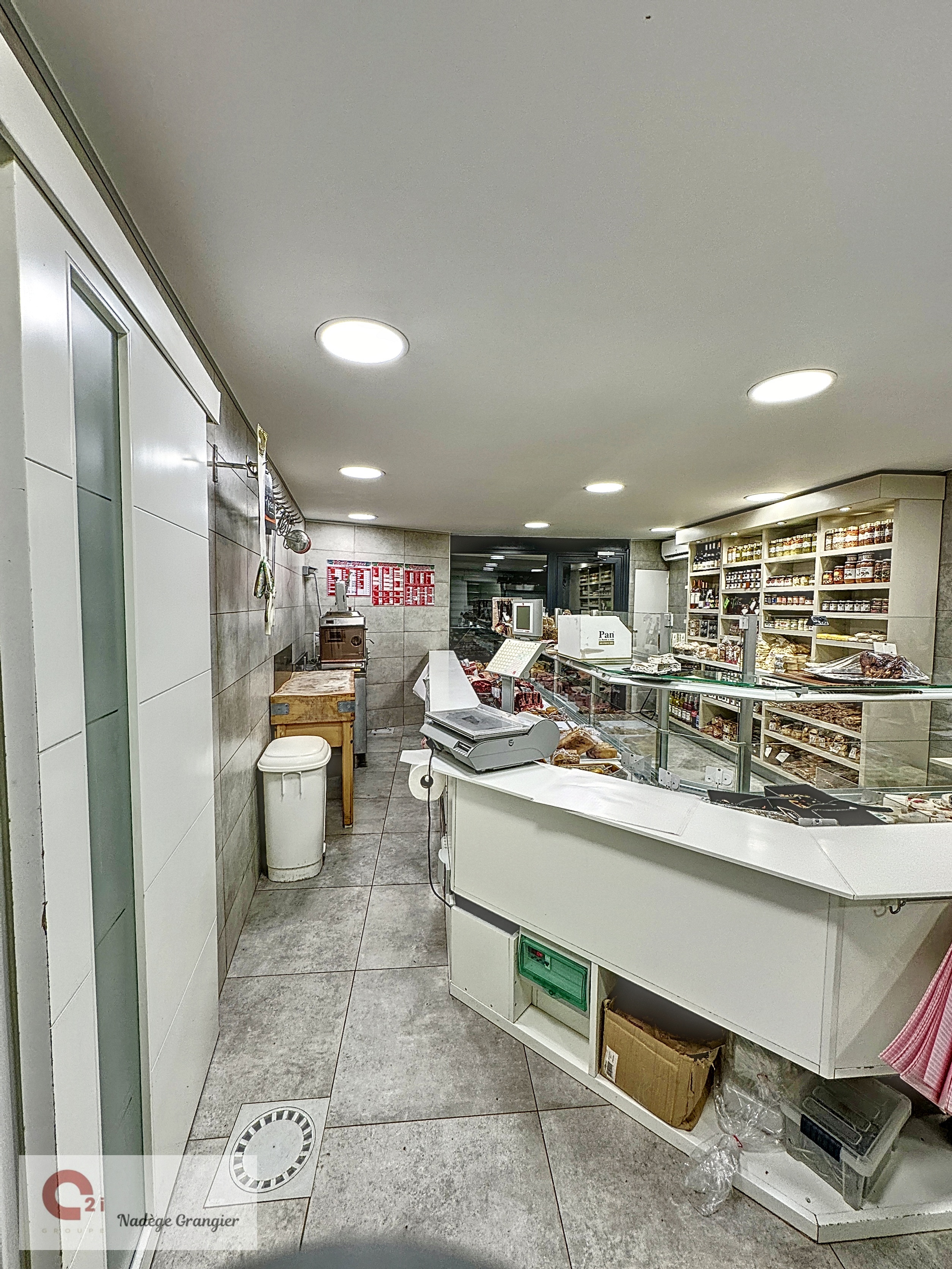 À vendre pour cause départ en retraite.
Boucherie Charcuterie Traiteur d'environ 70m2, dans un magnifique village du Var. Seul boucherie dans le village. Boulangerie, épicerie, poste, Mairie à Proximité ainsi qu'un parking pour les clients. 
dispose d'une chambre froide dans le laboratoire, d'une cuisine, un magasin et un toilette le tout aux normes.
Possibilité de faire que Traiteur.
Affaire saine de plus de 400 000€ TTC sur l'année 2023.
Magasin et laboratoire entièrement refait il ya 5 ans.