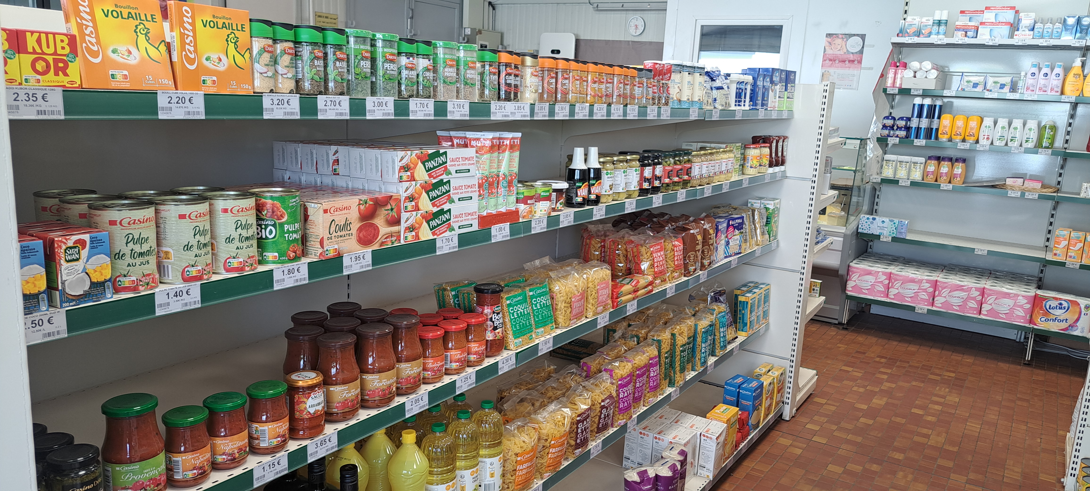 A céder : fonds de commerce sous enseigne L'EPICERIE D'A COTE, fournisseur CASINO, située sur une commune rurale de 230 habitants au centre du département de l'Allier, et située à proximité de Montmarault ( A79- A71). 
Murs appartenant à la mairie. 
Local de 100 m².
Activité : charcuterie, boucherie, fromage à la coupe ; épicerie sèche ; fleurs ; etc..
Clientèle locale et touristique ( Camping du village, Vichy, abbaye de Chantelle, village de Charroux, château de Lapeyrouse, accrobranche, château de Veauce, Paleopolis, Le Pal, .. ) .

Bail commercial - Loyer de 650 € / mois électricité comprise.
Prix du fonds : 55 000 € matériel compris 
Stock évalué à 8 000 €.
CA de 200 à 350K€

Cette opportunité vous intéresse ? N’attendez plus et prenez contact avec la CCI Allier – Gersande SOURCEAU – au 04 70 35 40 08 ou g.sourceau@allier.cci.fr
