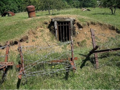 Sur la Colline de Notre Dame de Lorette, à l'endroit où s'est déroulée une des plus violentes bataille d'Artois, se trouve un Musée unique sur la Première Guerre Mondiale. Le Musée présente plus de 3000 pièces de collection ainsi que des reconstitutions grandeur nature de scènes de guerre et d'abris souterrains avec animations bilingues.
Un diaporama comprenant plus de 400 vues stéréoscopiques d'époque complète cette exposition et permet d'accueillir les groupes.
Attenant au Musée, sur 3 hectares, le Champ de Bataille et ses 1000m de tranchées sur les emplacements d'origine avec canons, obus, barbelés, tourelles blindées, donne une idée de l'âpreté des combats.
Vous pouvez retrouver toutes ces informations sur le site http://www.musee1418.com

Les infrastructures comprennent une partie Musée proprement dite, une partie habitation, un Diorama, un champ de bataille.

Après plus de 40 ans d'activité, nous souhaitons vendre le Musée Vivant 14-18 de Notre Dame de Lorette  avec ou sans les collections.
Cela ouvre la possibilité à un collectionneur de pouvoir présenter sa collection personnelle sur un site classé à l'Unesco et reconnu Haut lieu de Mémoire par le Ministère de la Défense . Ce site accueille aussi la plus grande Nécropole Nationale Française et l'Anneau de La Mémoire.

Actuellement en activité, nous pensons arrêter le 31 décembre 2025.

N'hésitez pas à nous contacter.